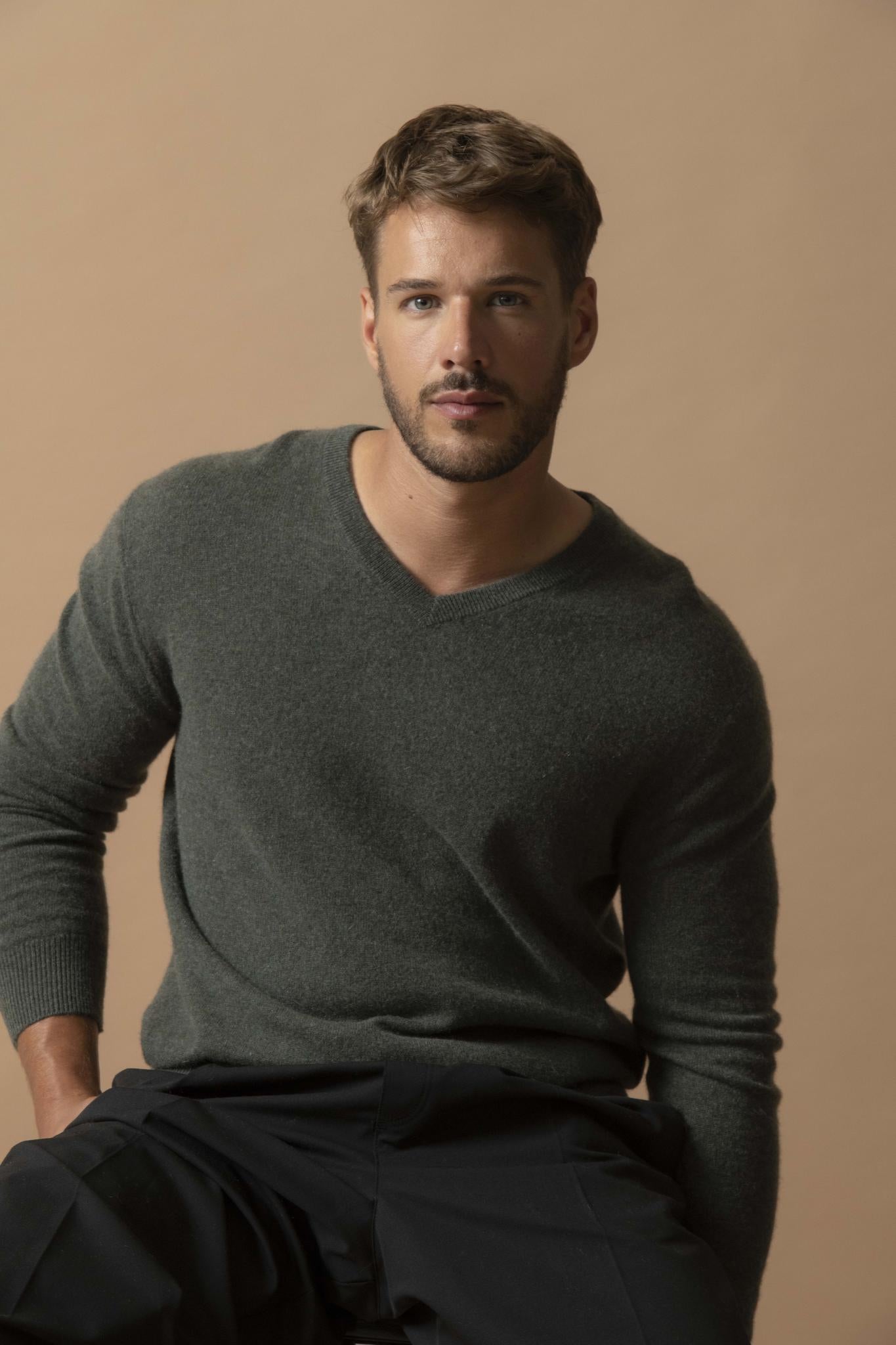 ALEXANDER pull col v  kaki chiné 100% cachemire