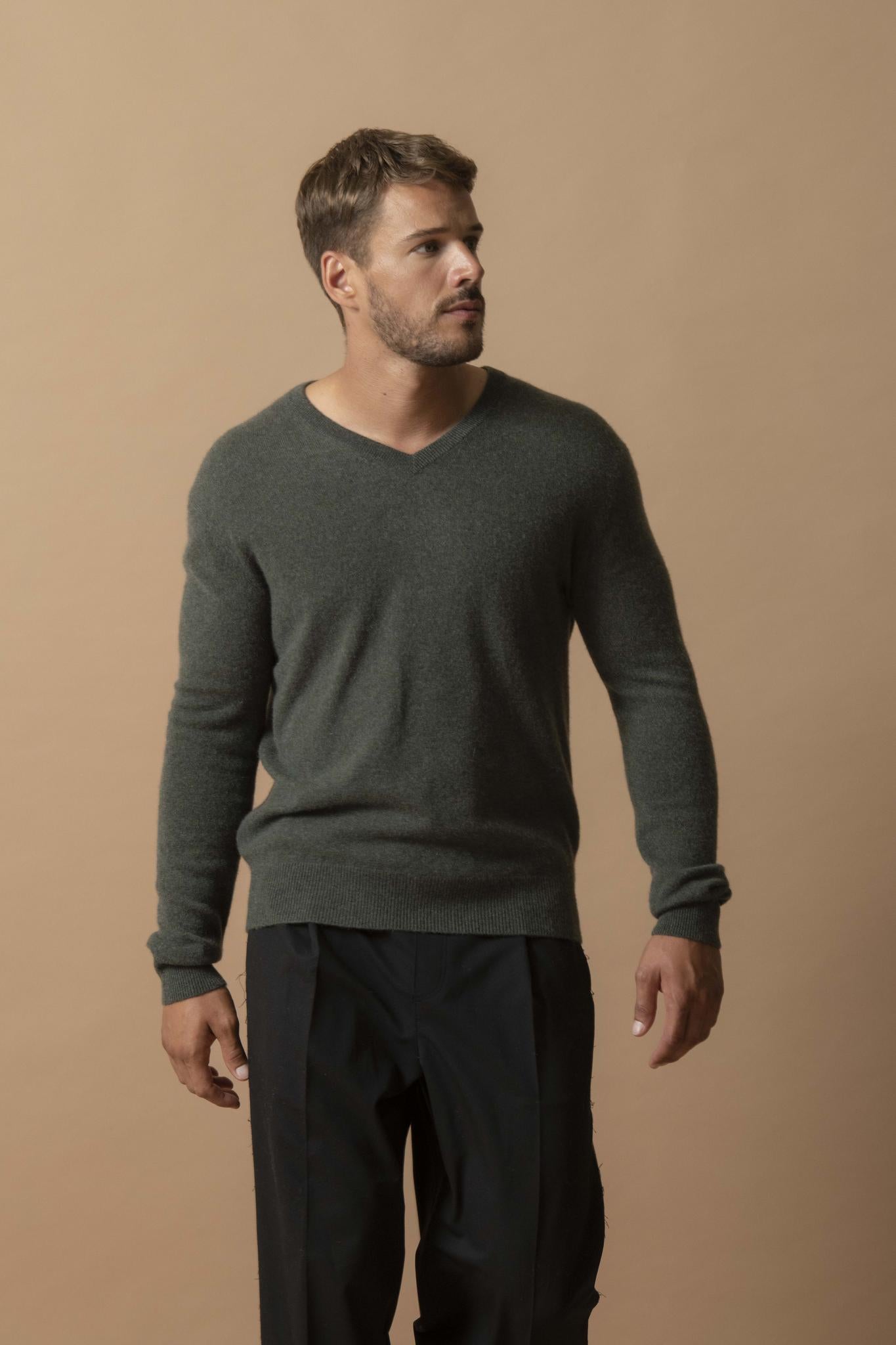 ALEXANDER pull col v  kaki chiné 100% cachemire