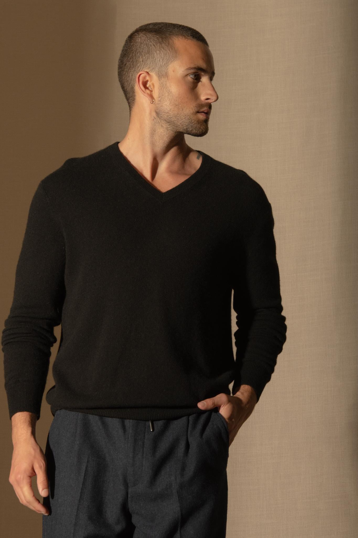 ALEXANDER pull col v  noir 100% cachemire