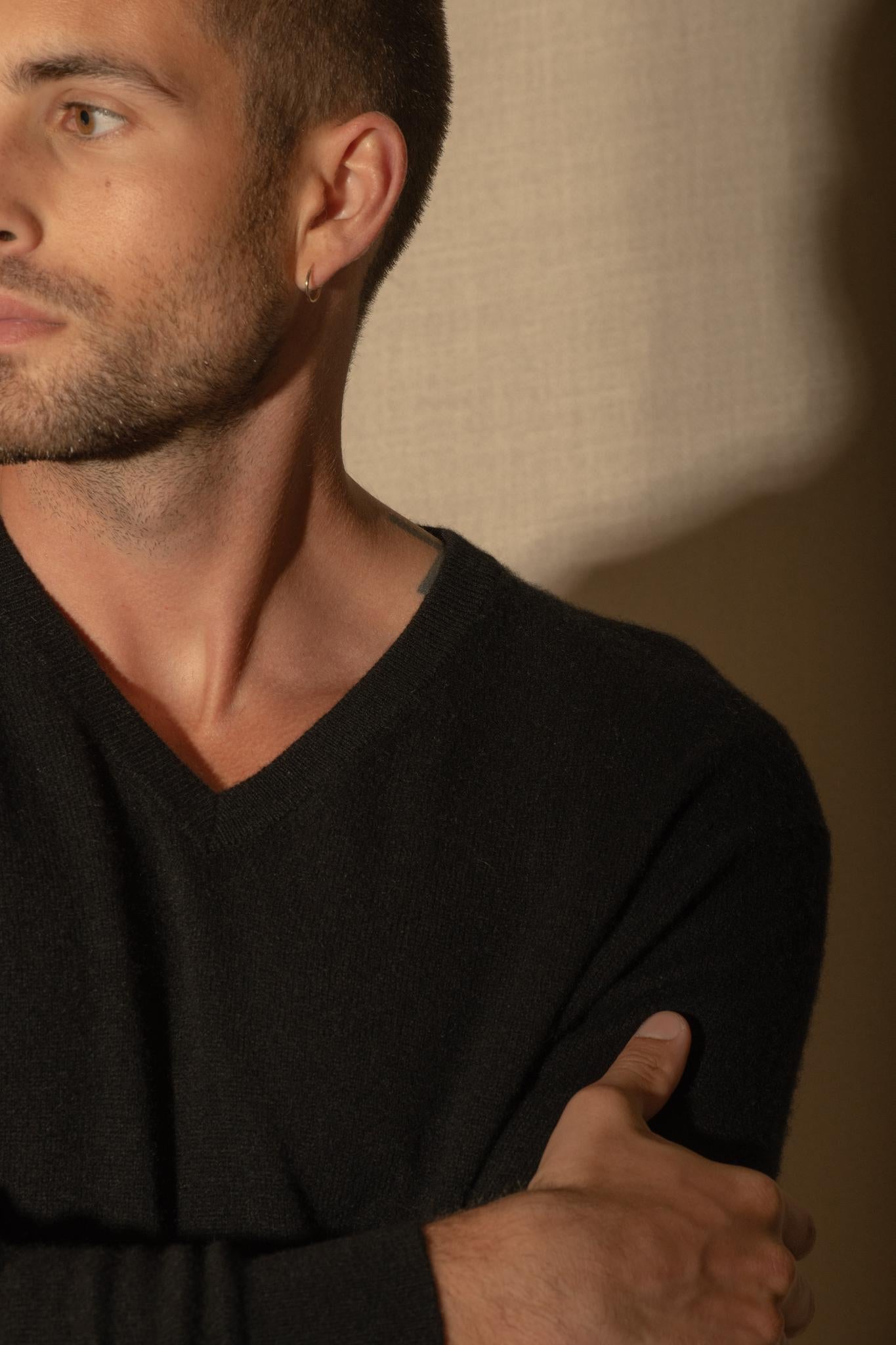 ALEXANDER pull col v  noir 100% cachemire