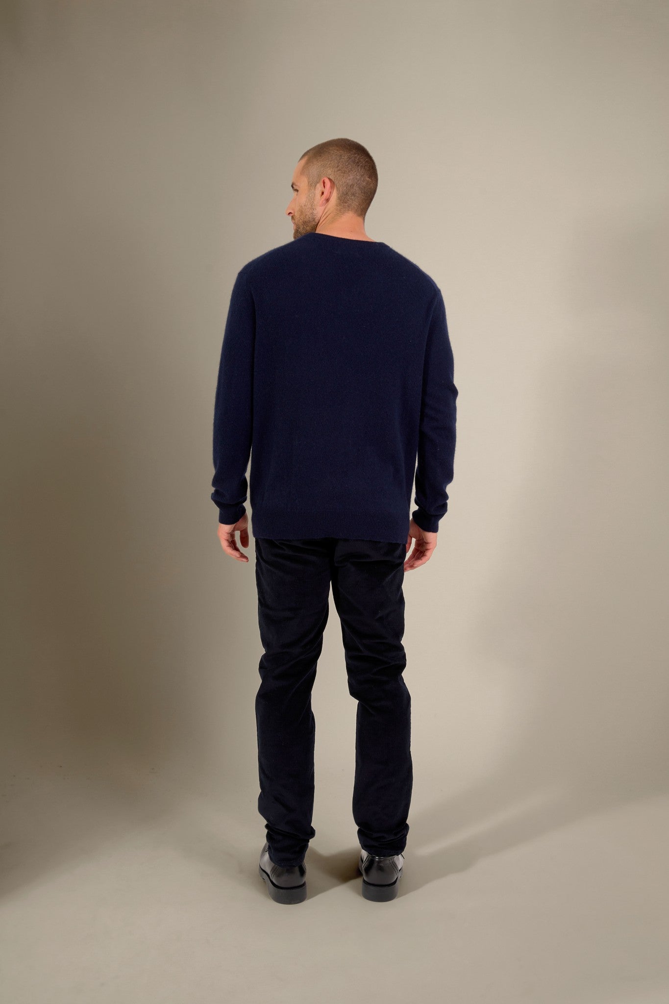 alexander pull col v navy 100% cachemire