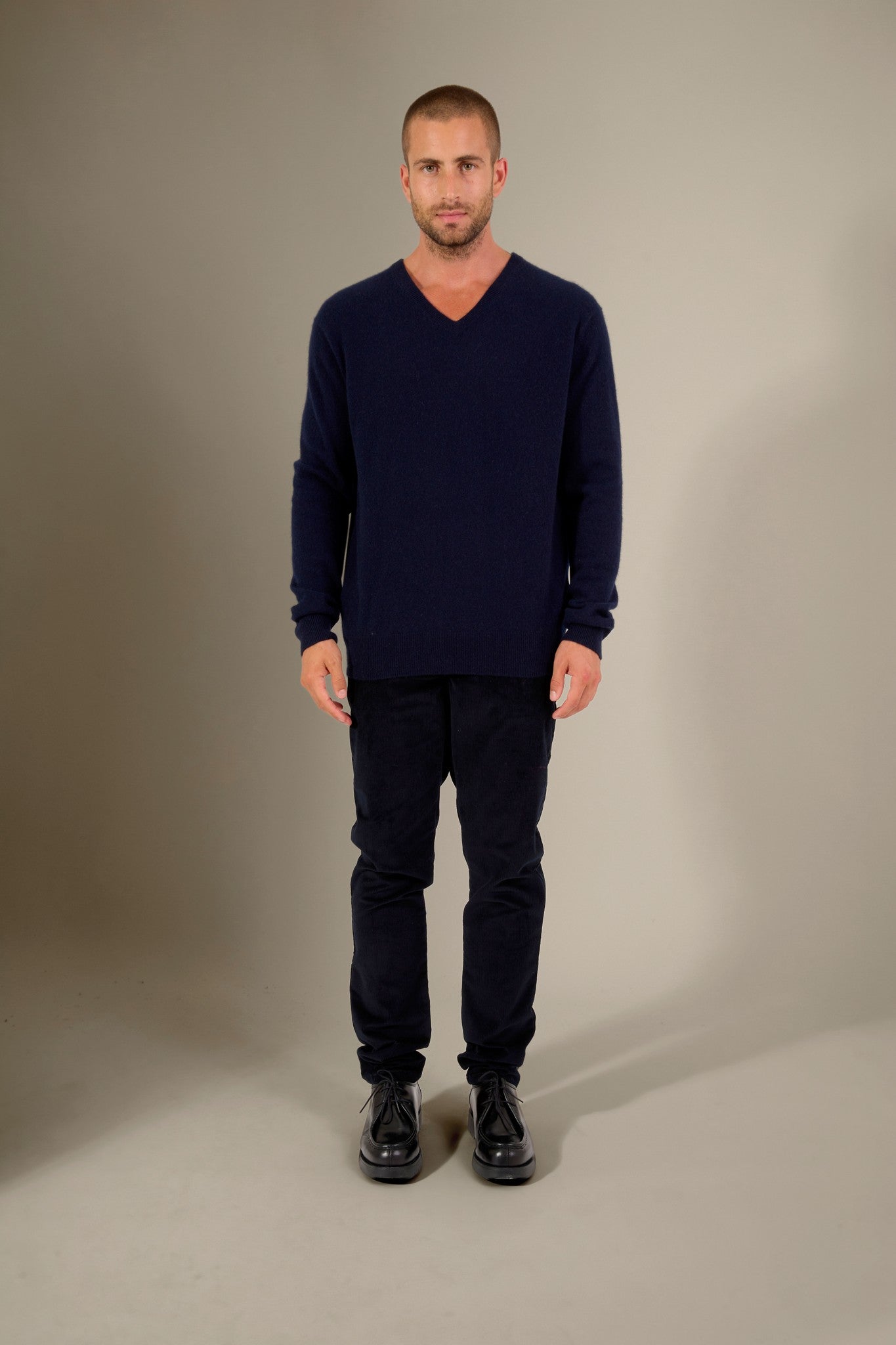 alexander pull col v navy 100% cachemire