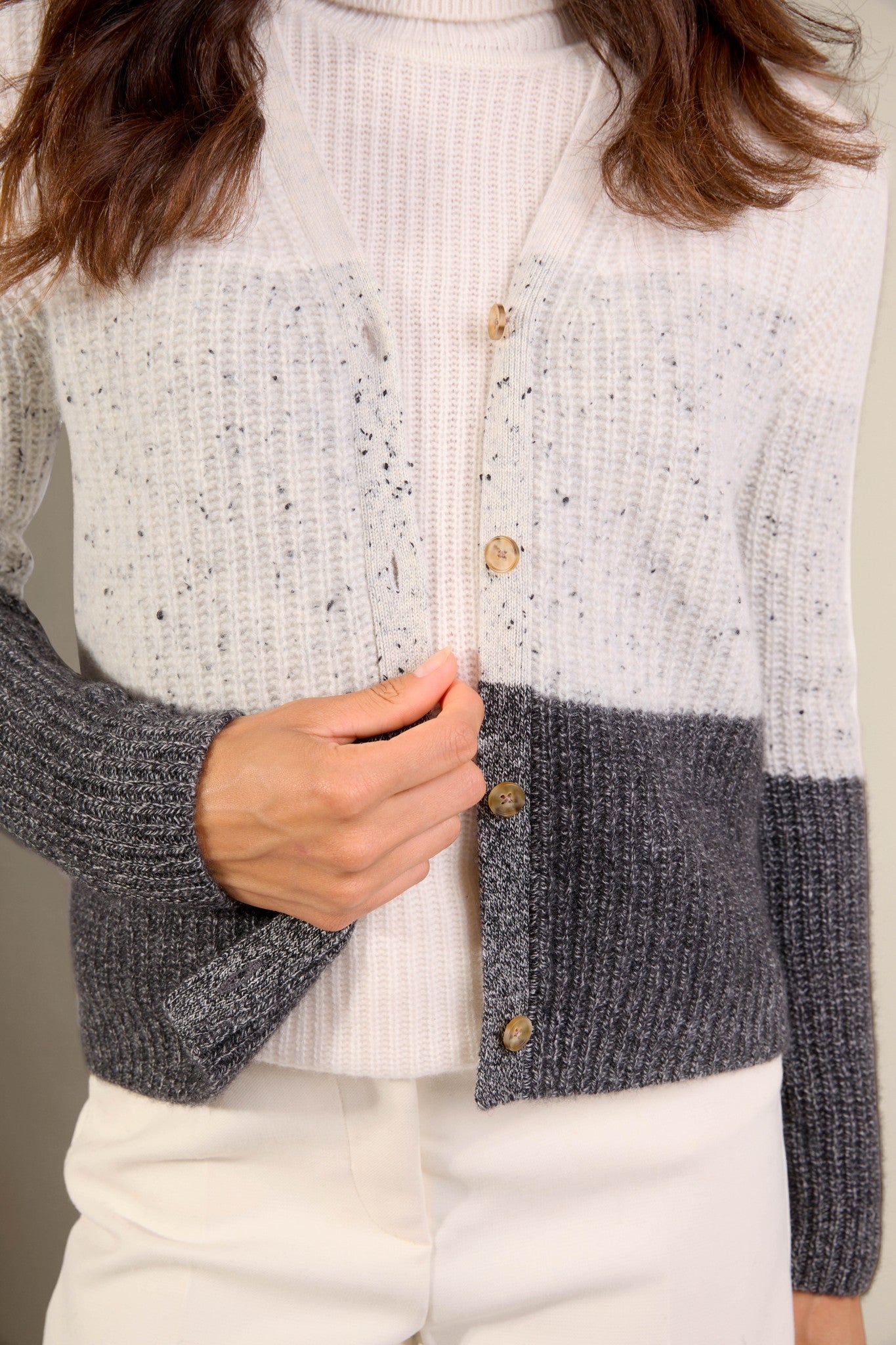 arabella cardigan col v 6 fils tri-color blanc chiné/(gris/noir)/(noir/blanc) 100% cachemire