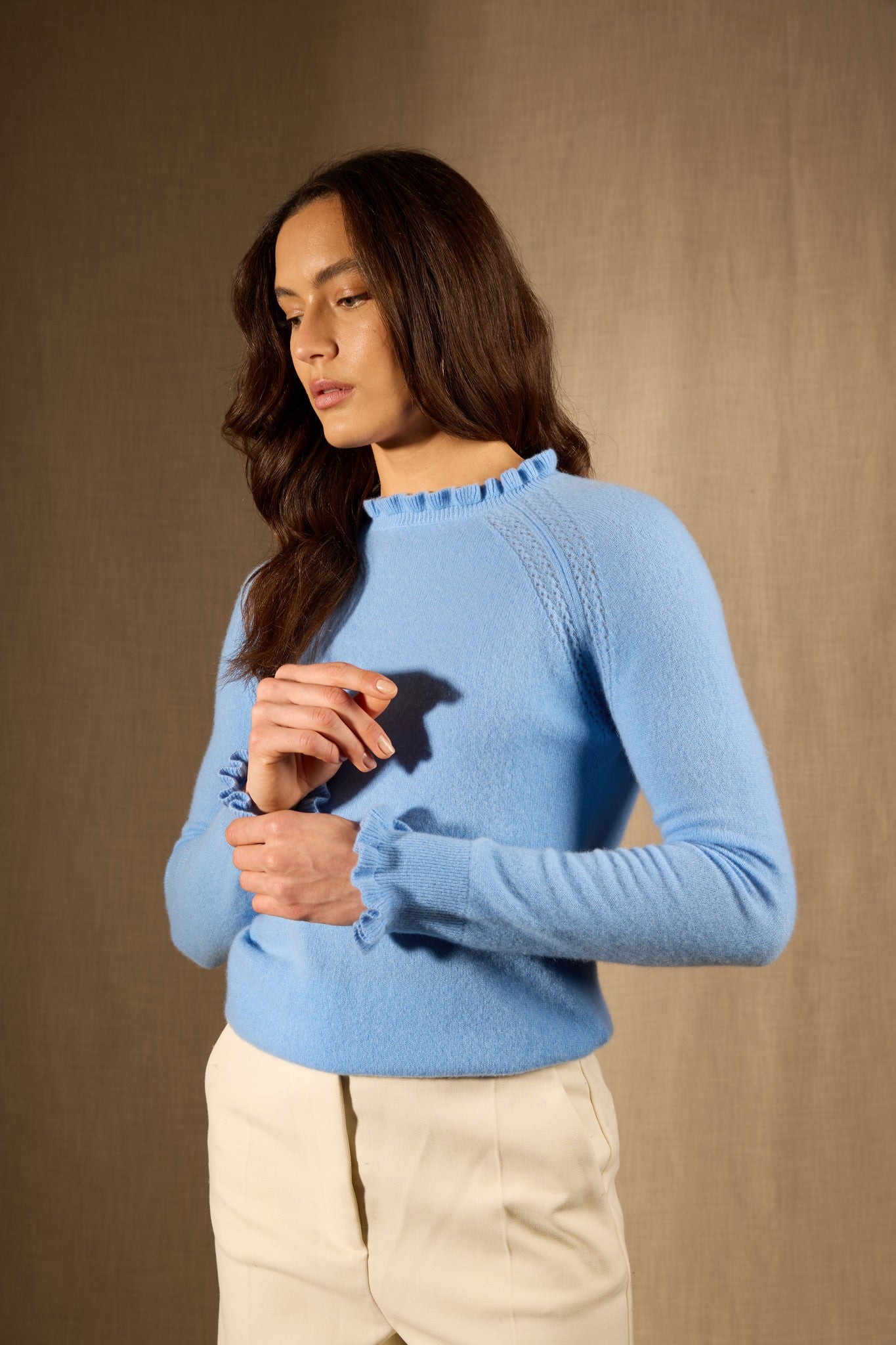 arlenia pull col rond volant poignet et col baby blue 100% cachemire