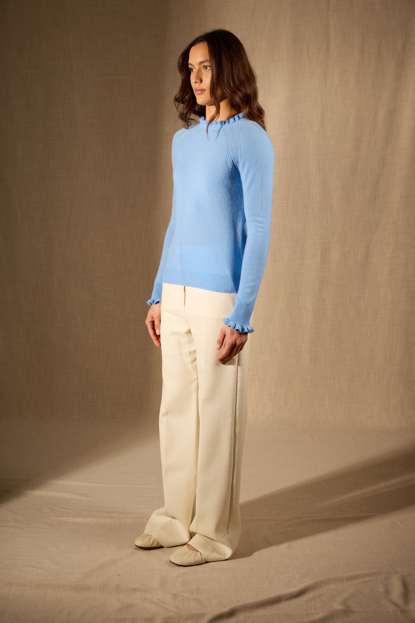 arlenia pull col rond volant poignet et col baby blue 100% cachemire