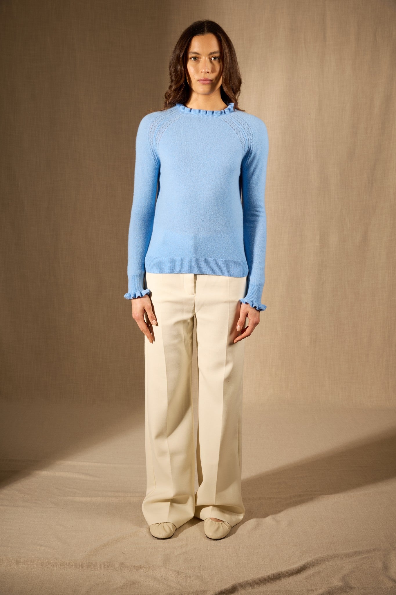 arlenia pull col rond volant poignet et col baby blue 100% cachemire