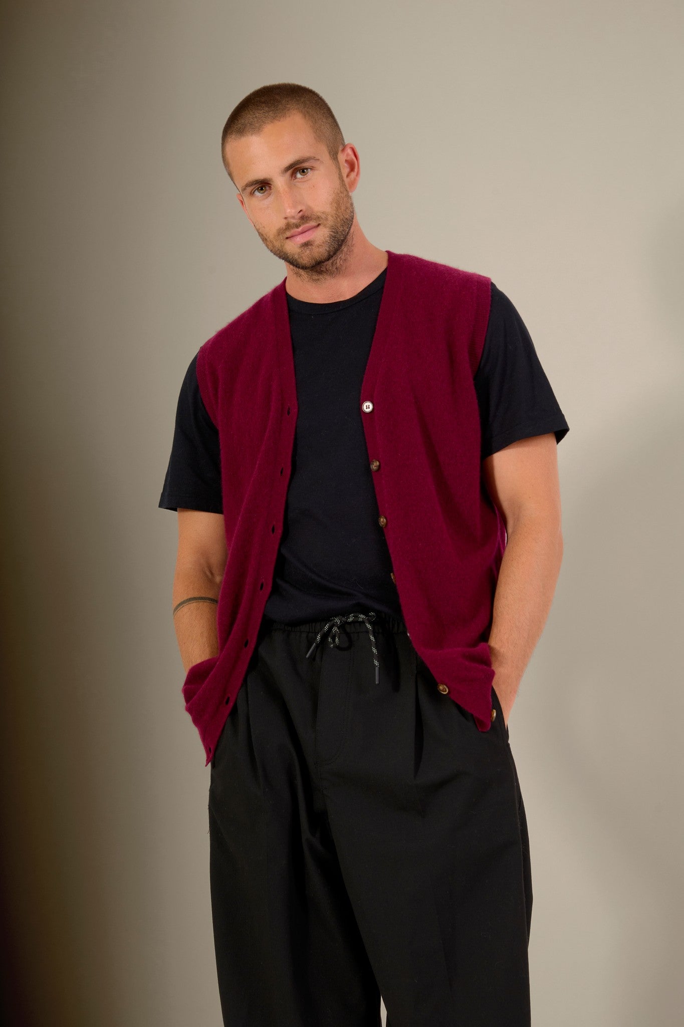 arthur cardigan col v sans manches bordeaux 100% cachemire