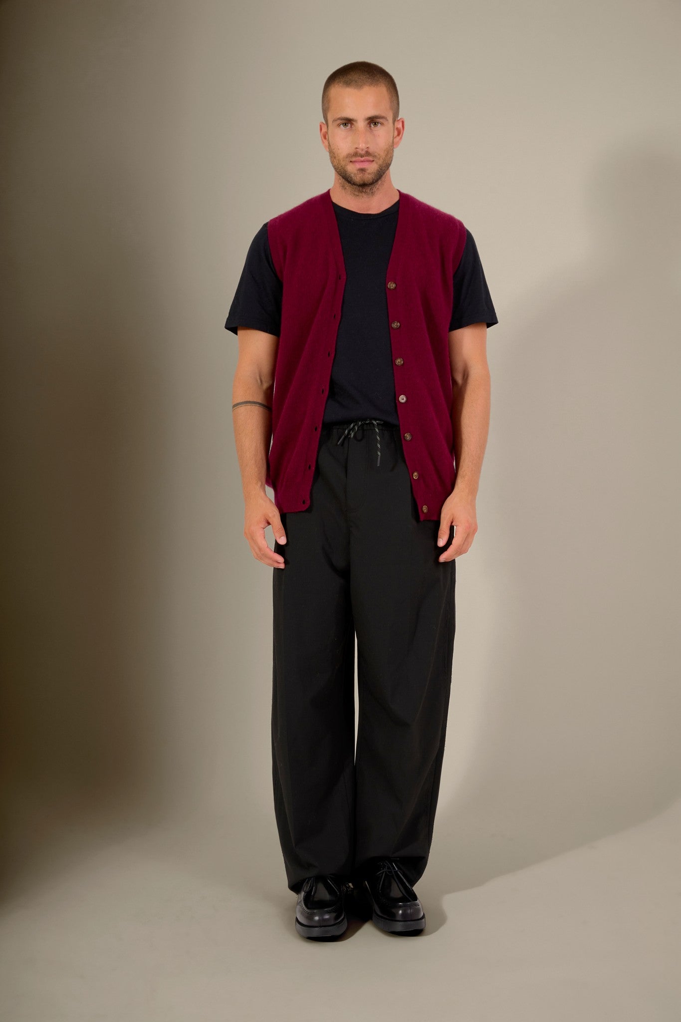 arthur cardigan col v sans manches bordeaux 100% cachemire