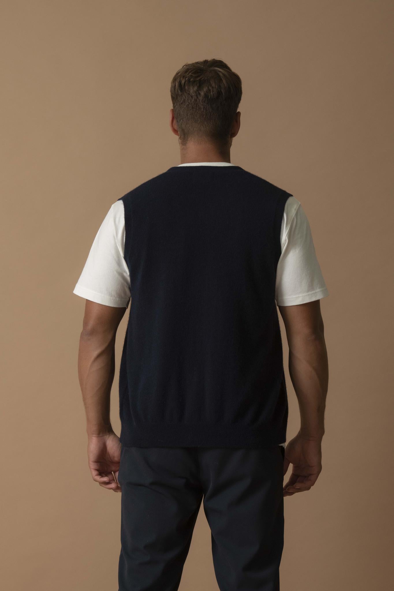 ARTHUR cardigan col v sans manches navy 100% cachemire
