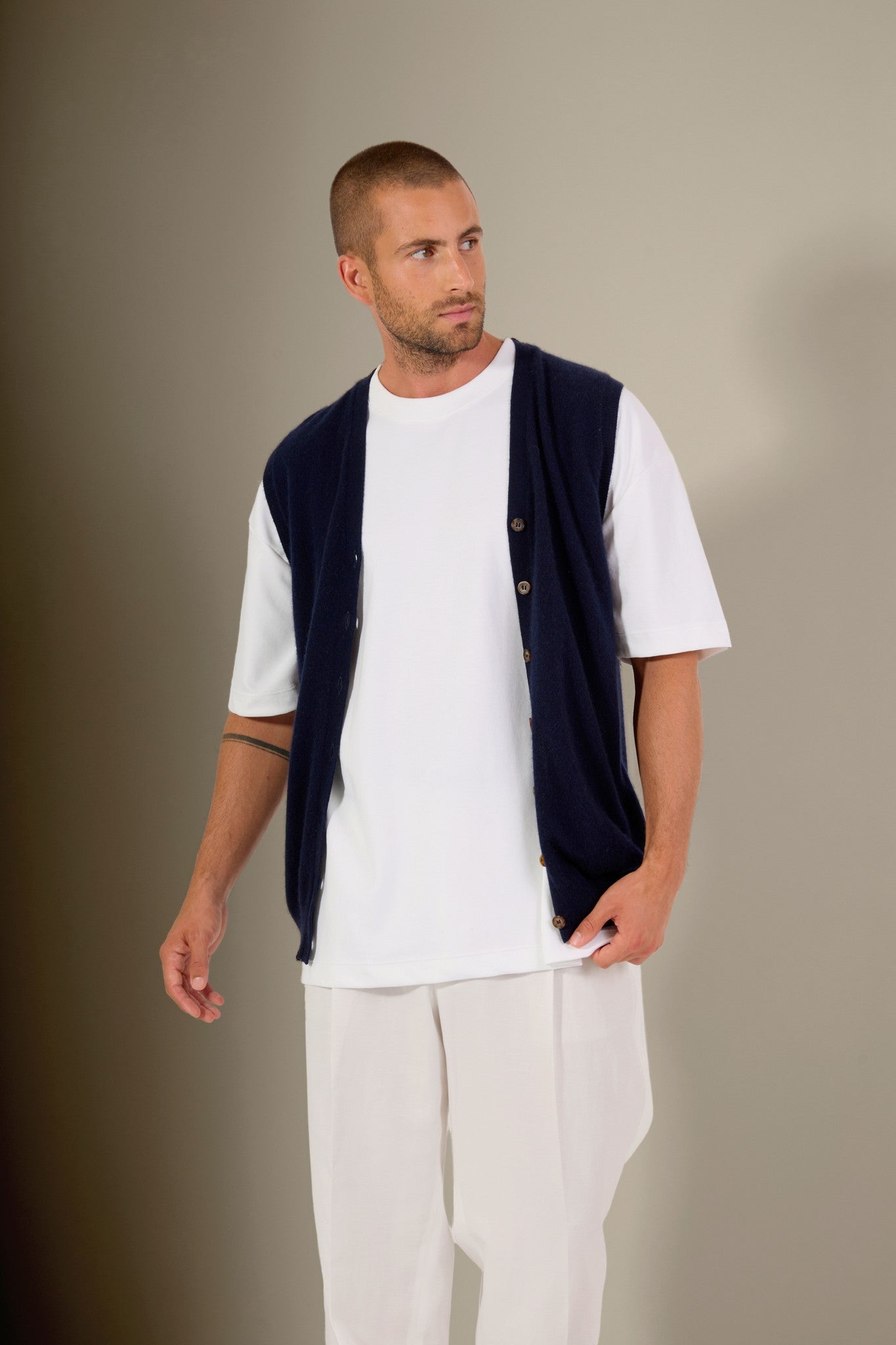 arthur cardigan col v sans manches navy 100% cachemire