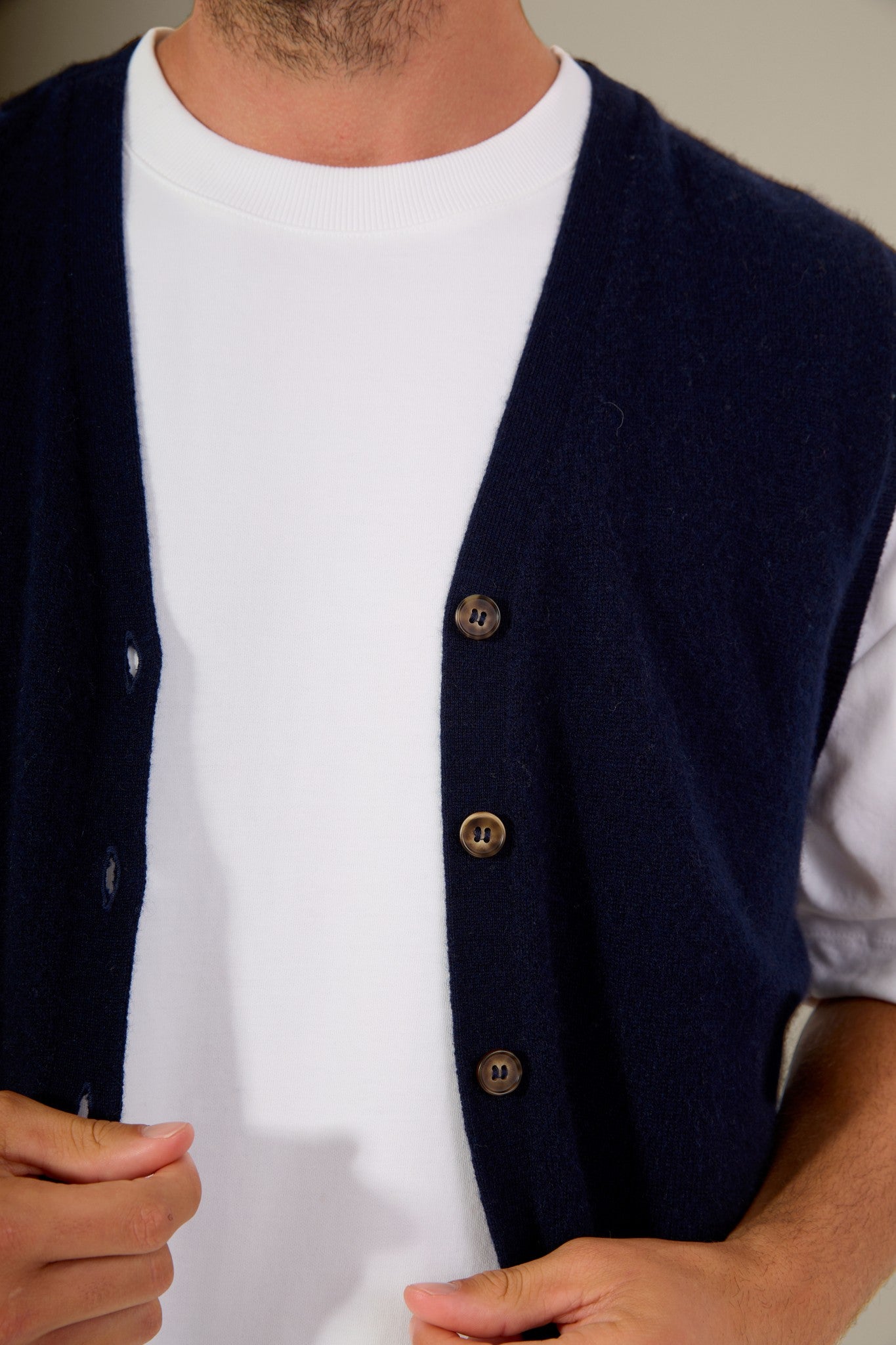 arthur cardigan col v sans manches navy 100% cachemire