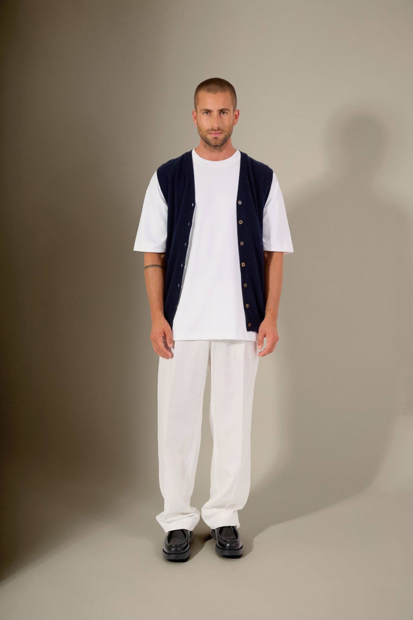 arthur cardigan col v sans manches navy 100% cachemire