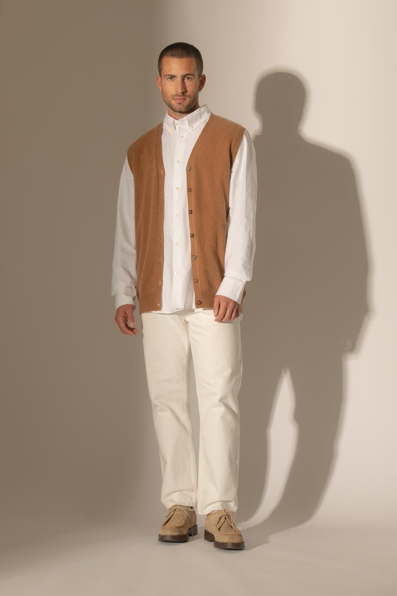 ARTHUR cardigan col v sans manches noisette 100% cachemire
