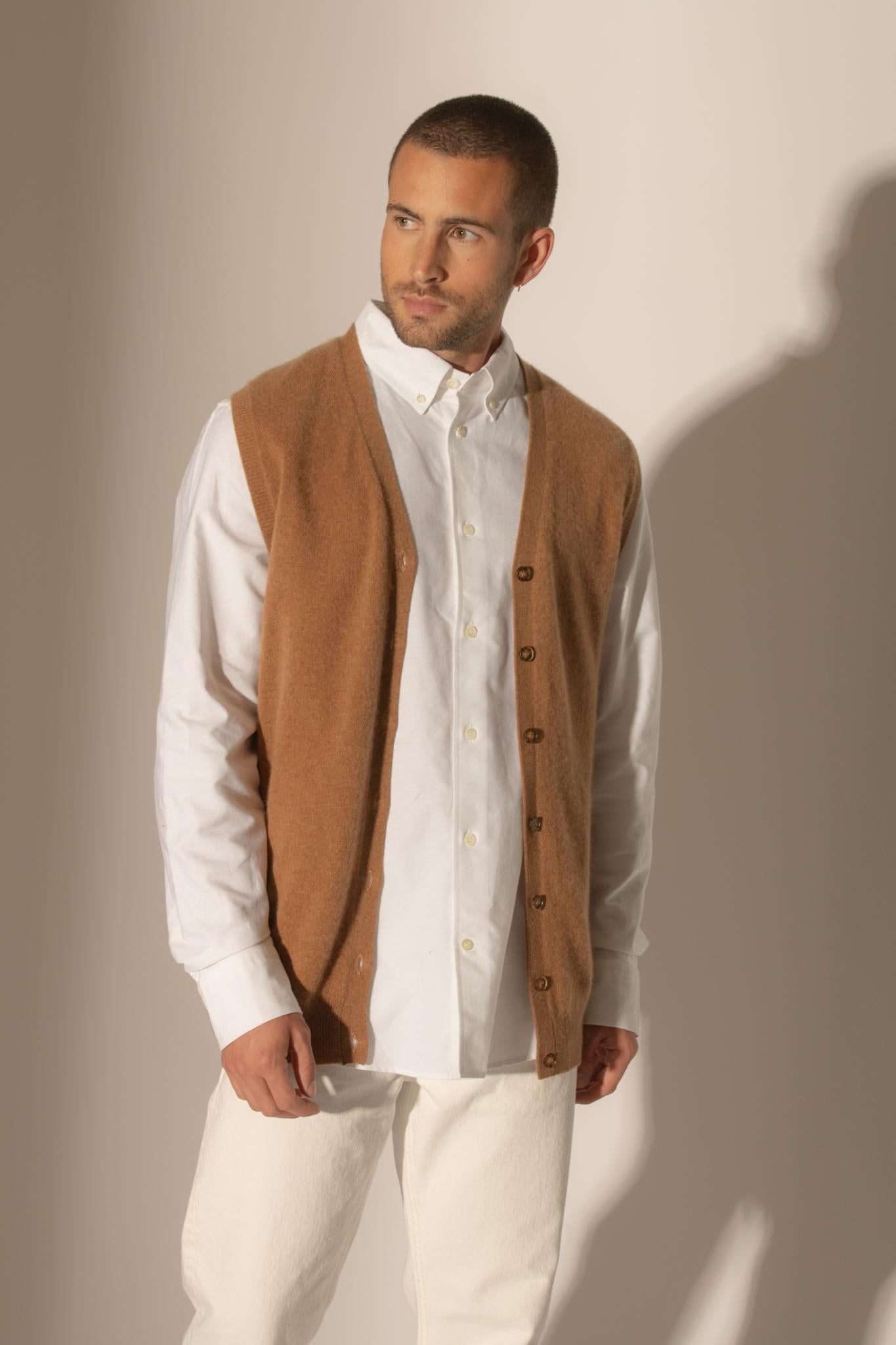 ARTHUR cardigan col v sans manches noisette 100% cachemire