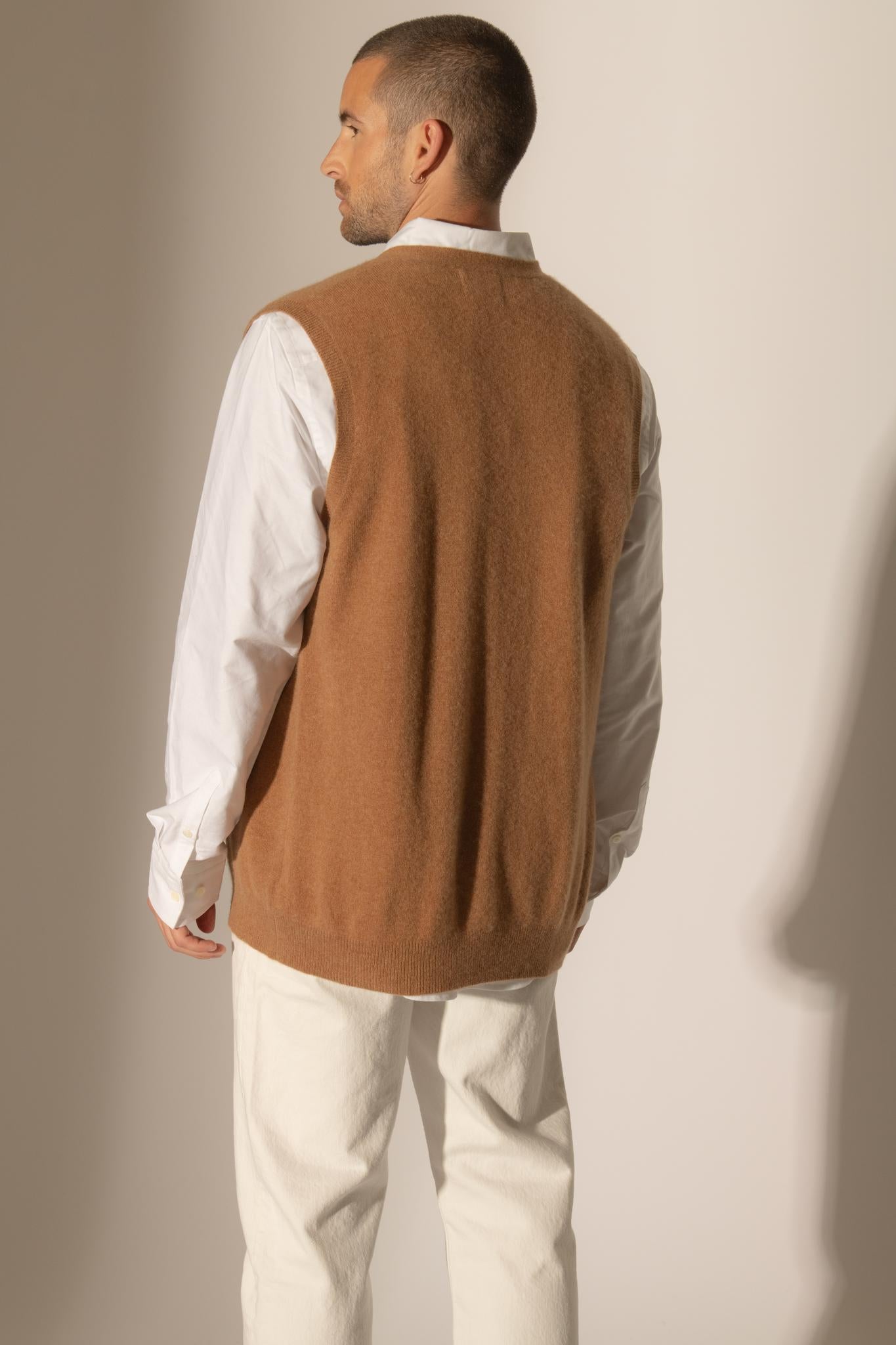 ARTHUR cardigan col v sans manches noisette 100% cachemire