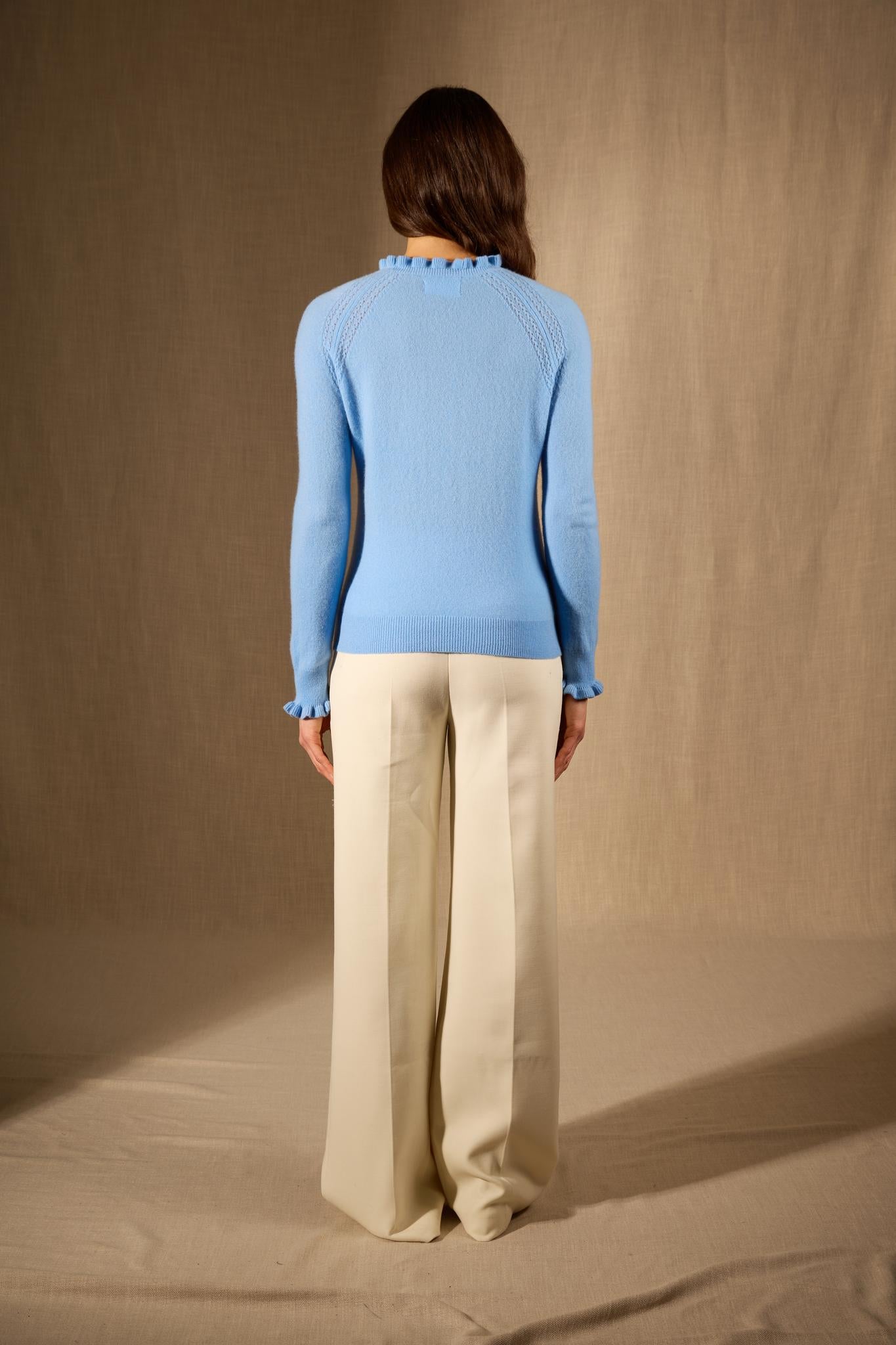 Arlenia pull col rond volant poignet et col baby blue 100% cachemire