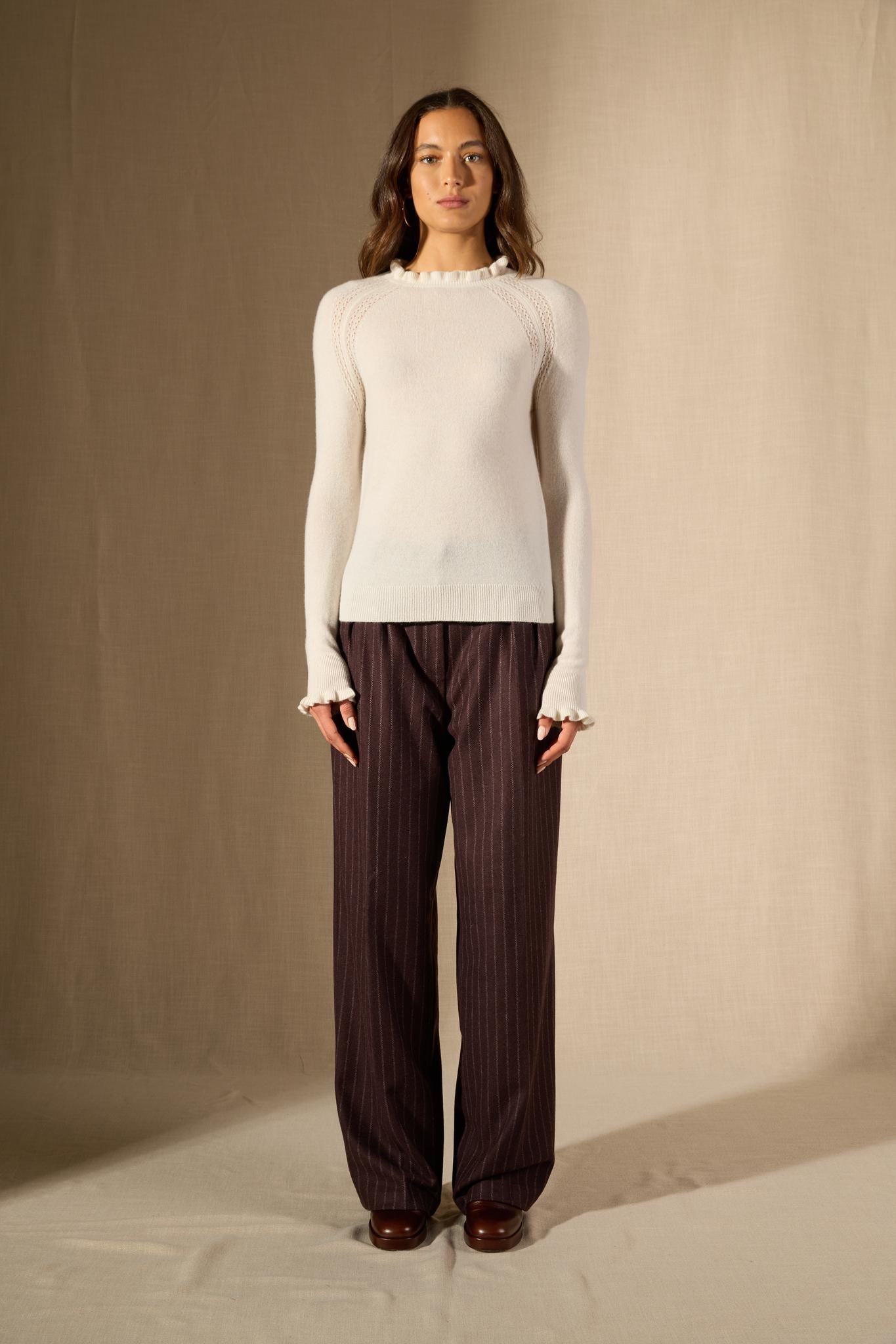 Arlenia pull col rond volant poignet et col ivoire 100% cachemire