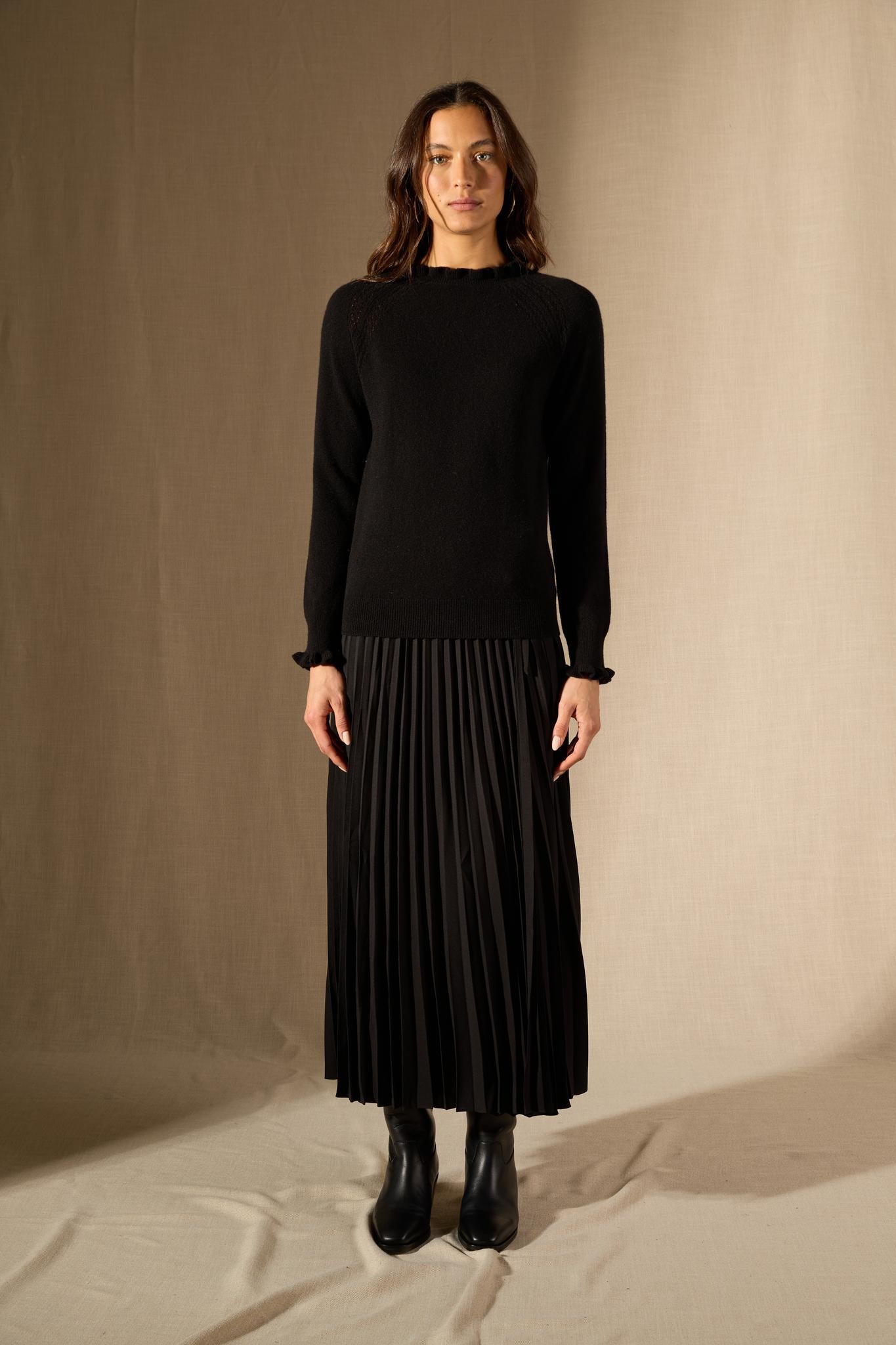 Arlenia pull col rond volant poignet et col noir 100% cachemire