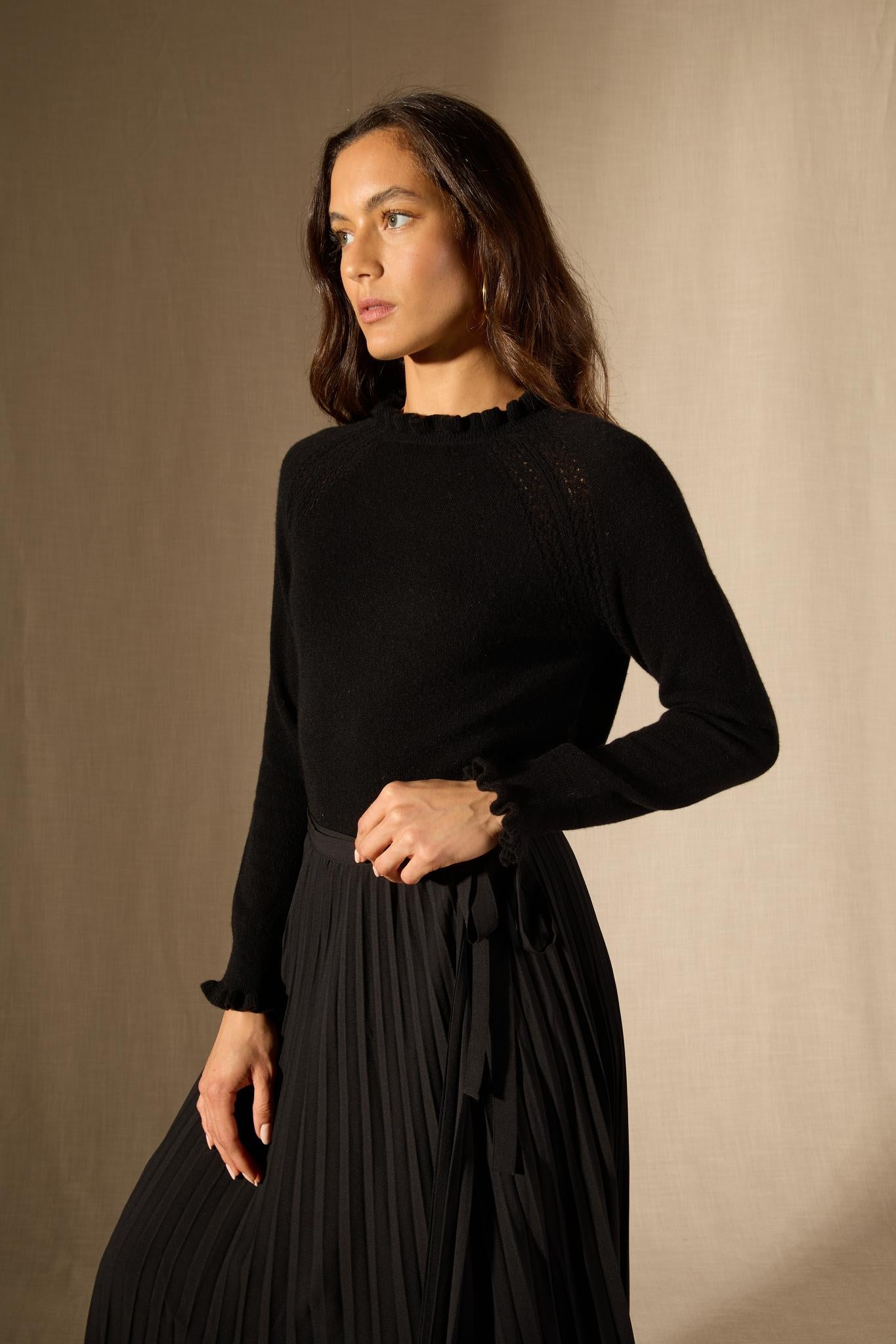Arlenia pull col rond volant poignet et col noir 100% cachemire