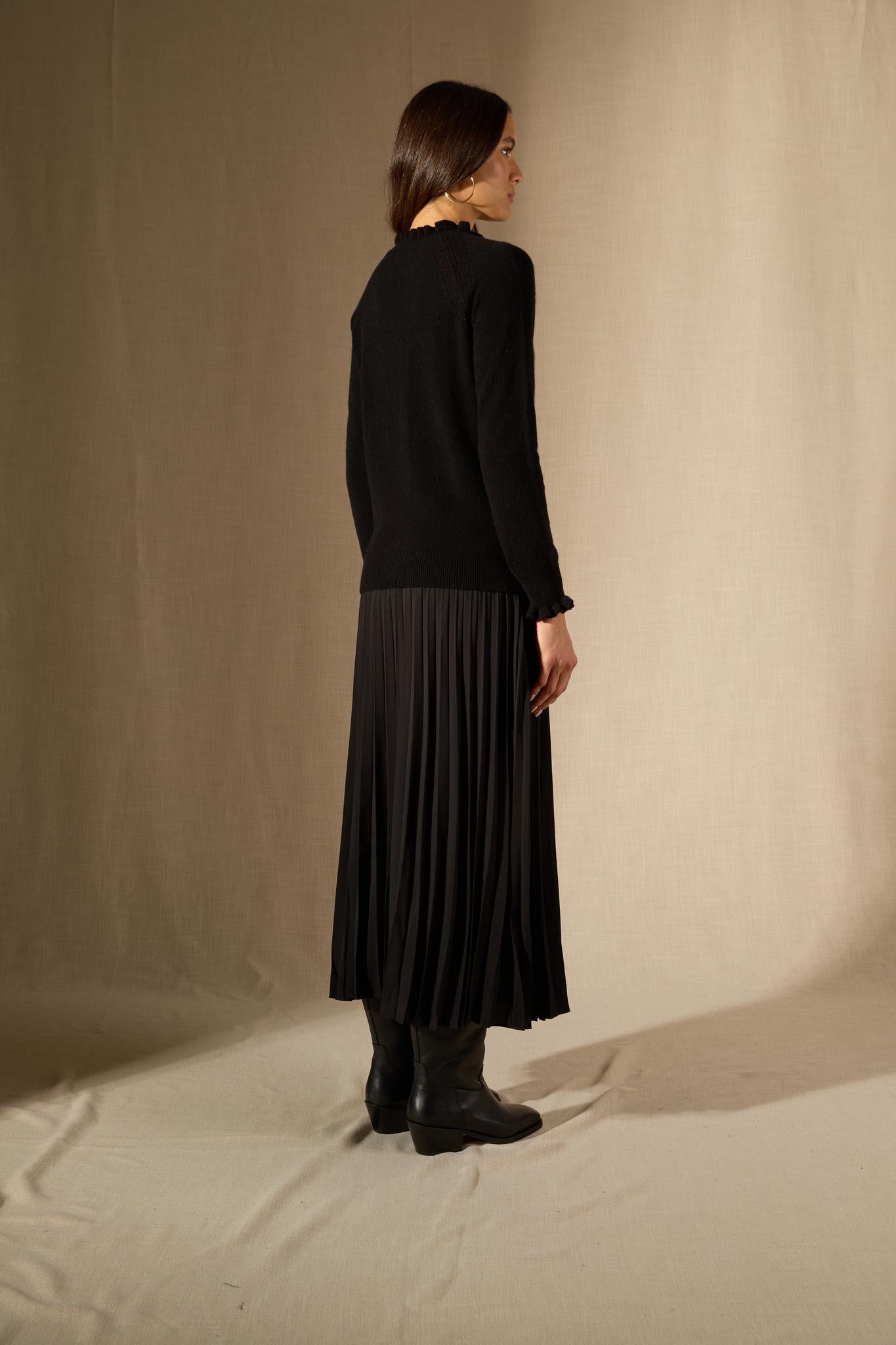 Arlenia pull col rond volant poignet et col noir 100% cachemire