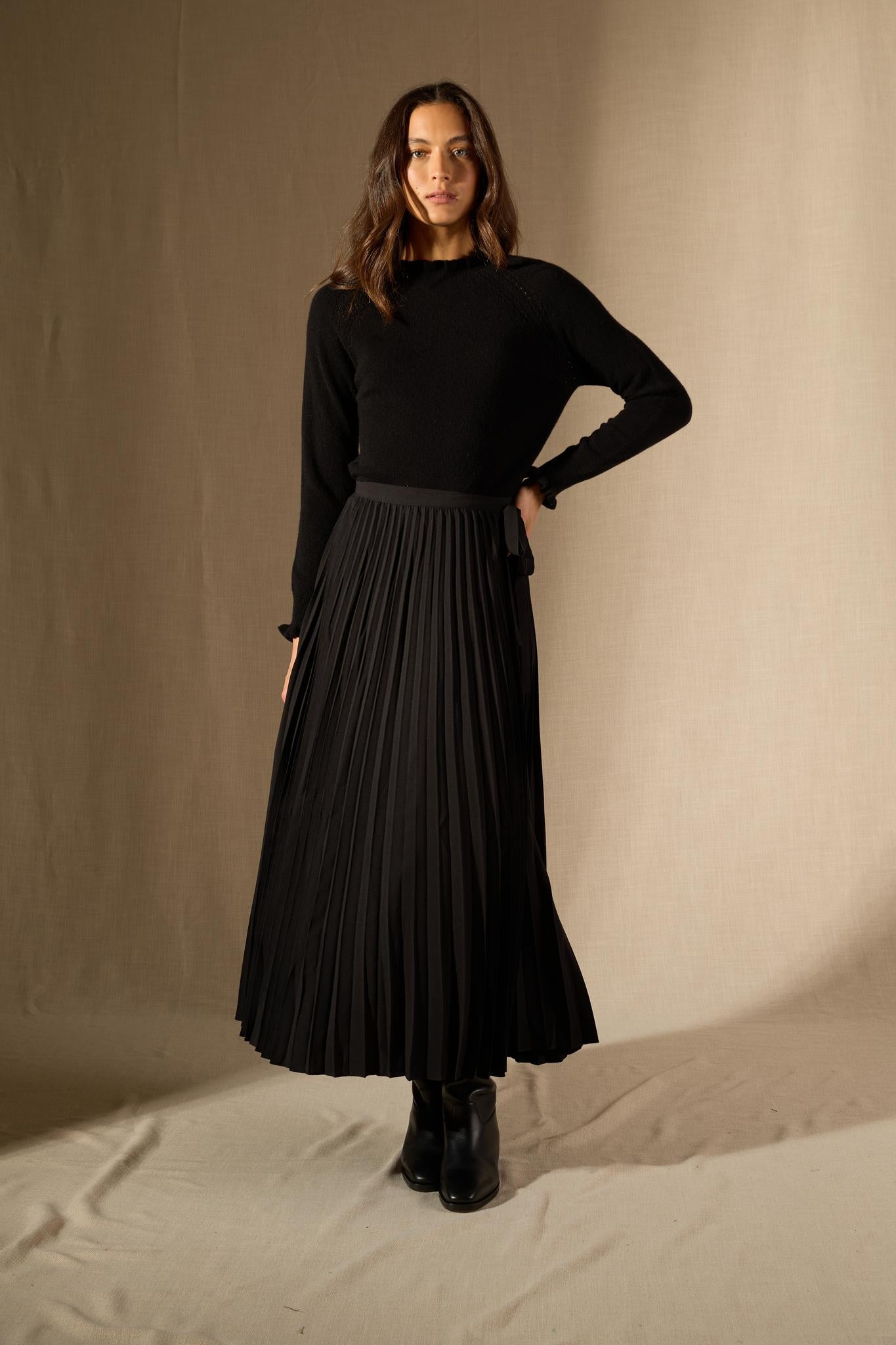 Arlenia pull col rond volant poignet et col noir 100% cachemire