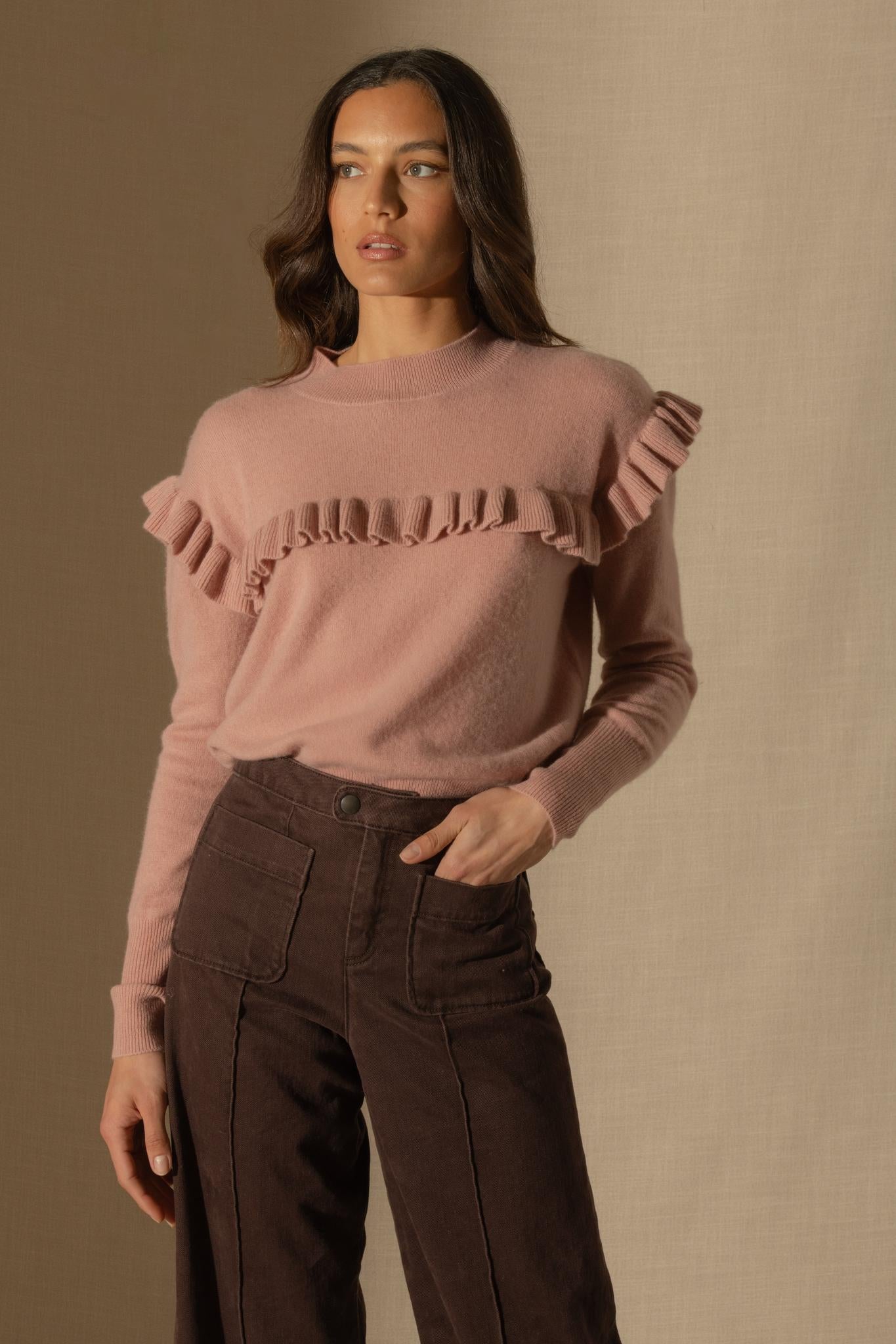 CADHLA pull col rond volants épaules et carrure bois de rose 100% cachemire