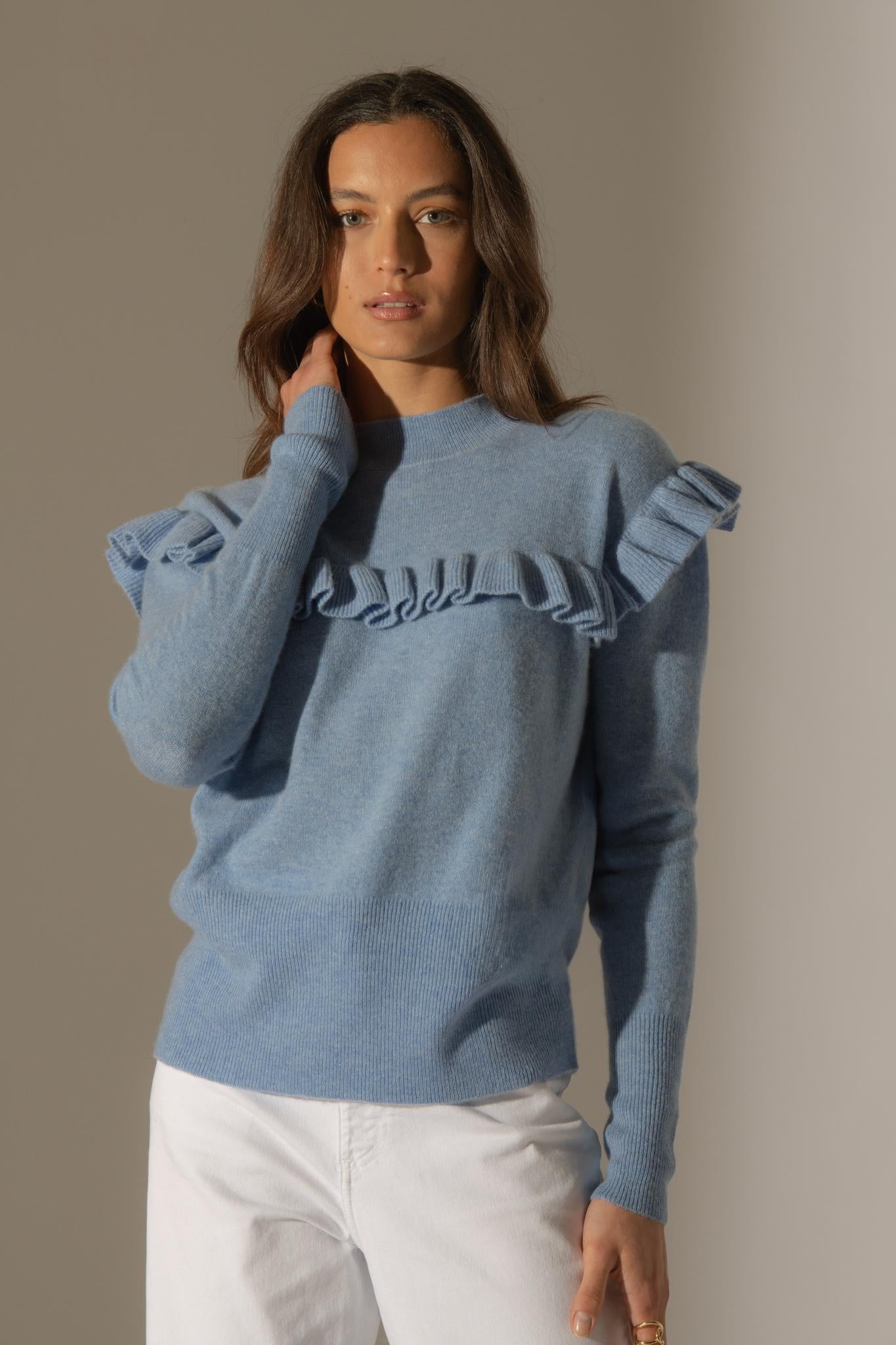 CADHLA pull col rond volants épaules et carrure sky 100% cachemire