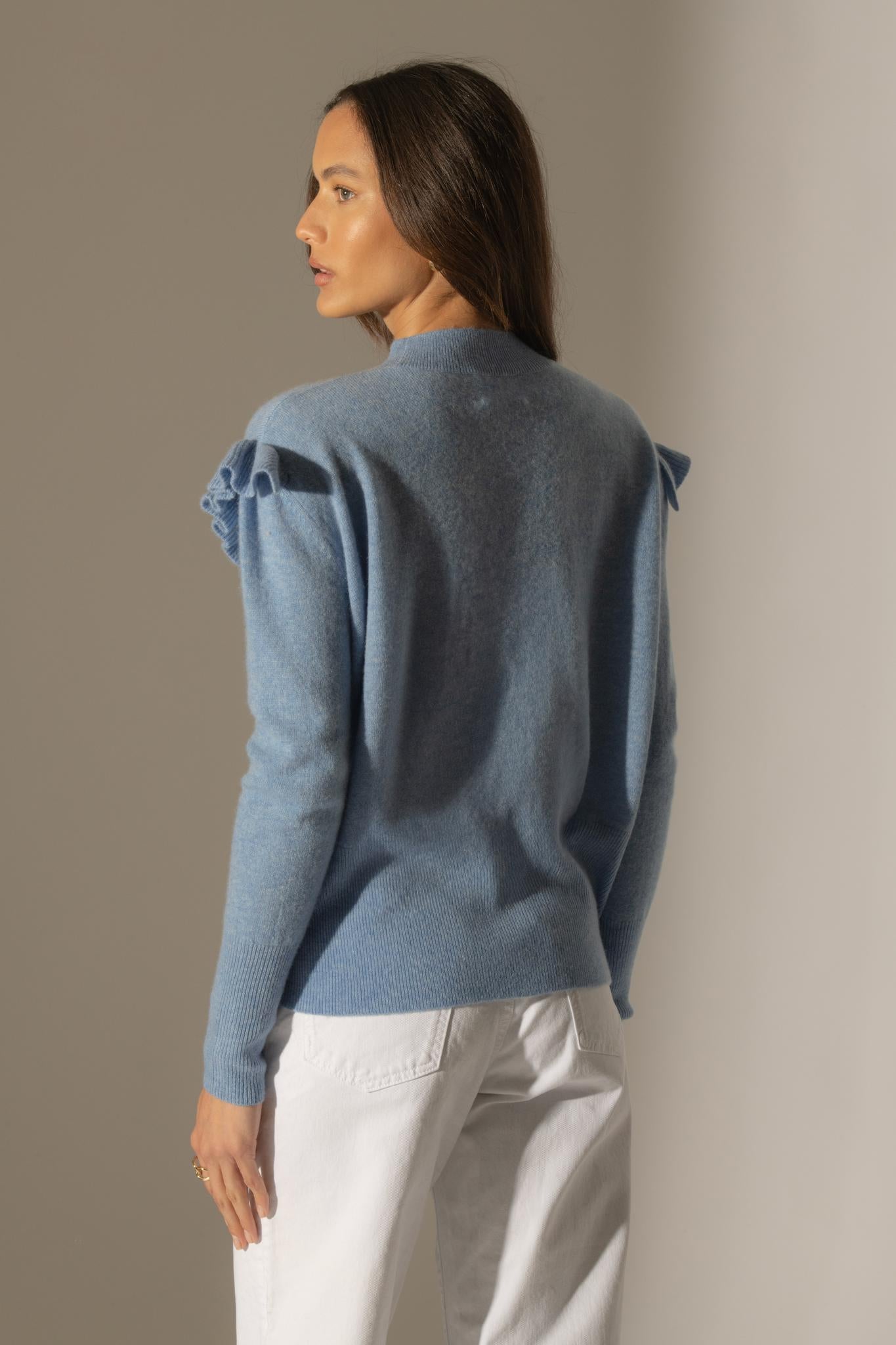 CADHLA pull col rond volants épaules et carrure sky 100% cachemire