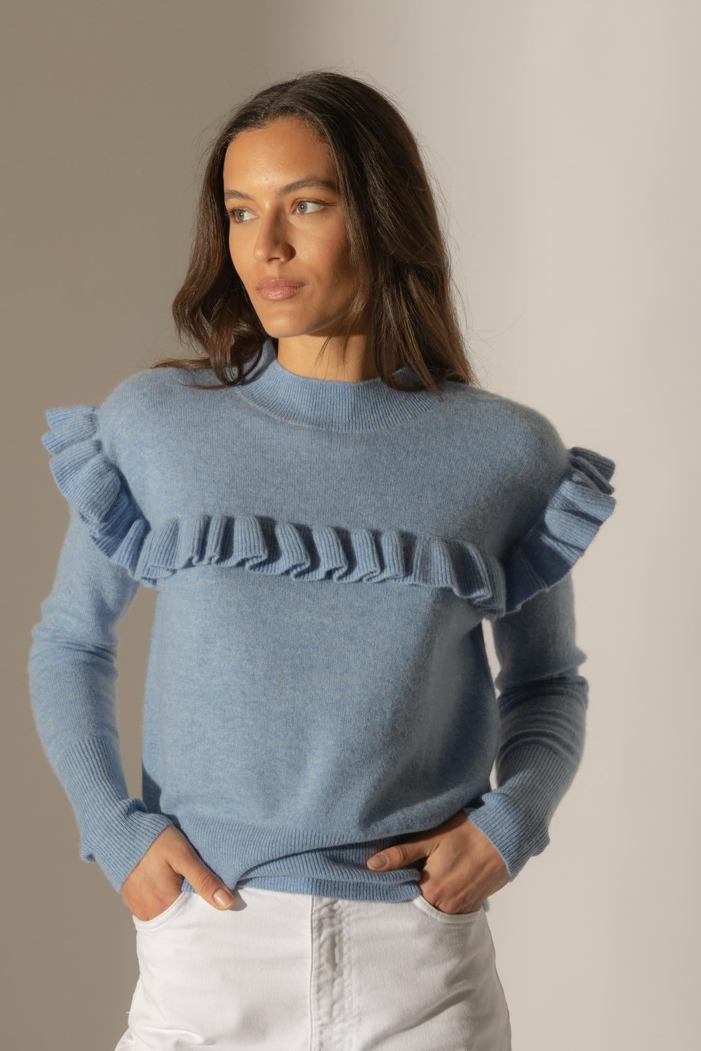 CADHLA pull col rond volants épaules et carrure sky 100% cachemire