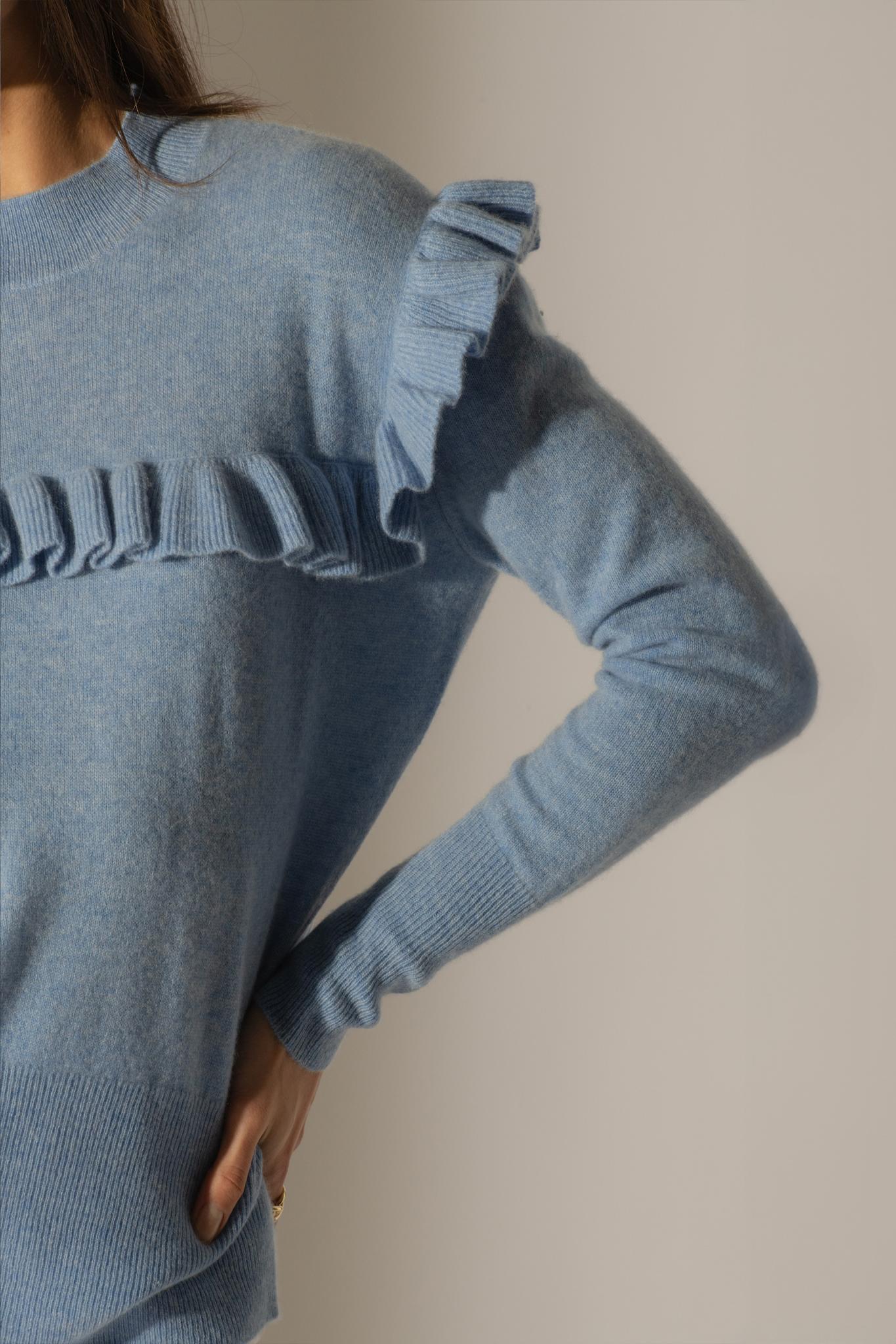 CADHLA pull col rond volants épaules et carrure sky 100% cachemire