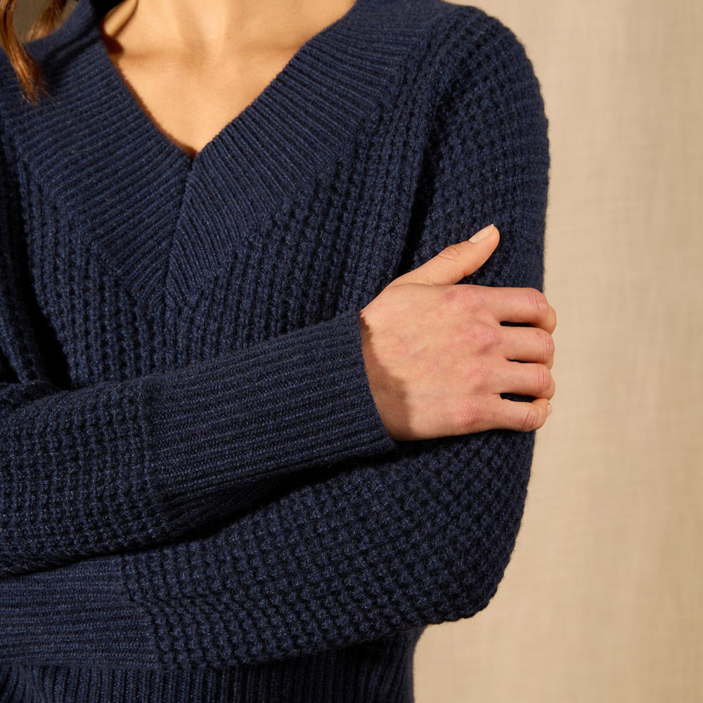 EMERES pull col v 8 fils bleu nuit chiné 100% cachemire