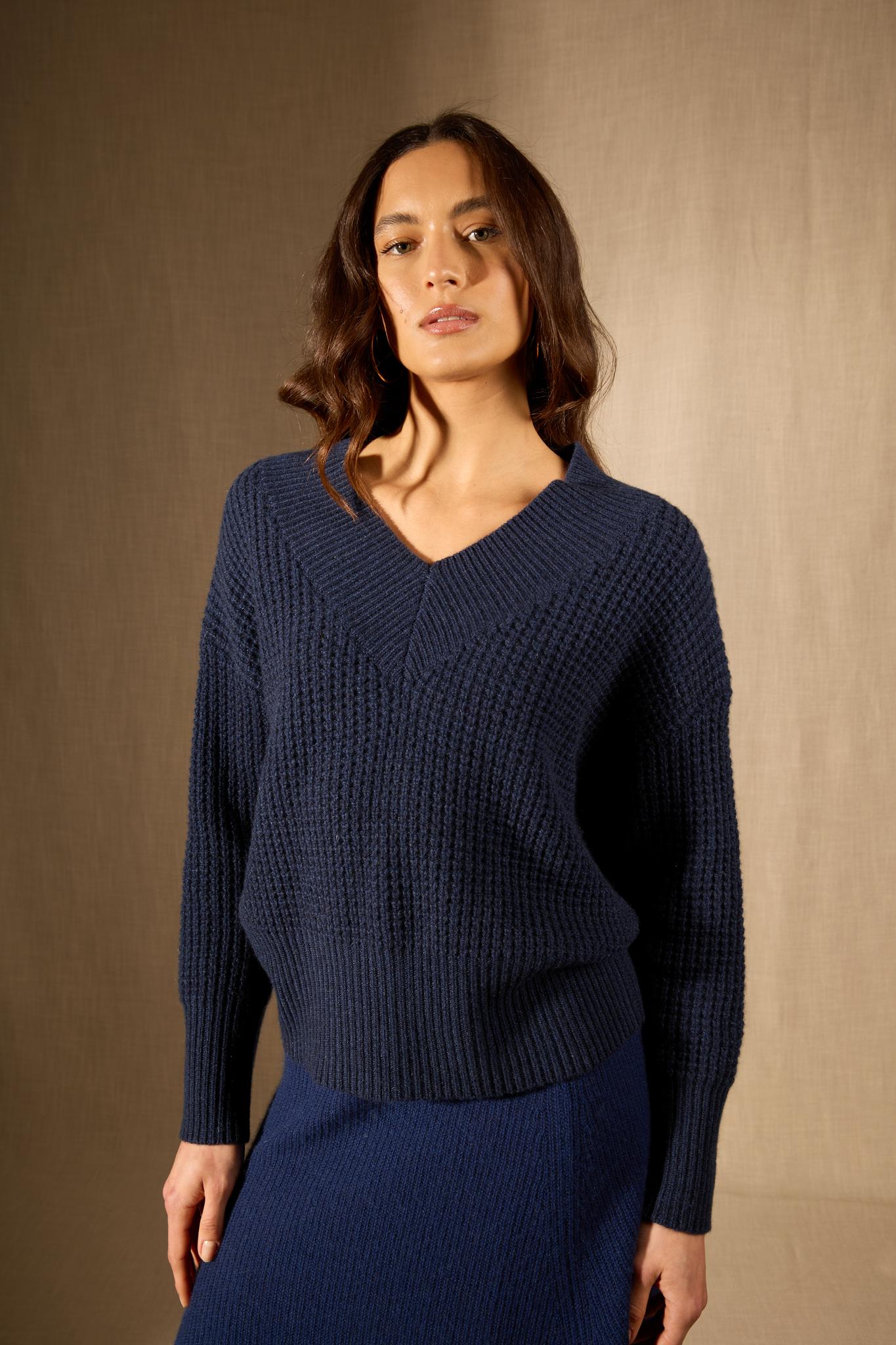 EMERES pull col v 8 fils bleu nuit chiné 100% cachemire