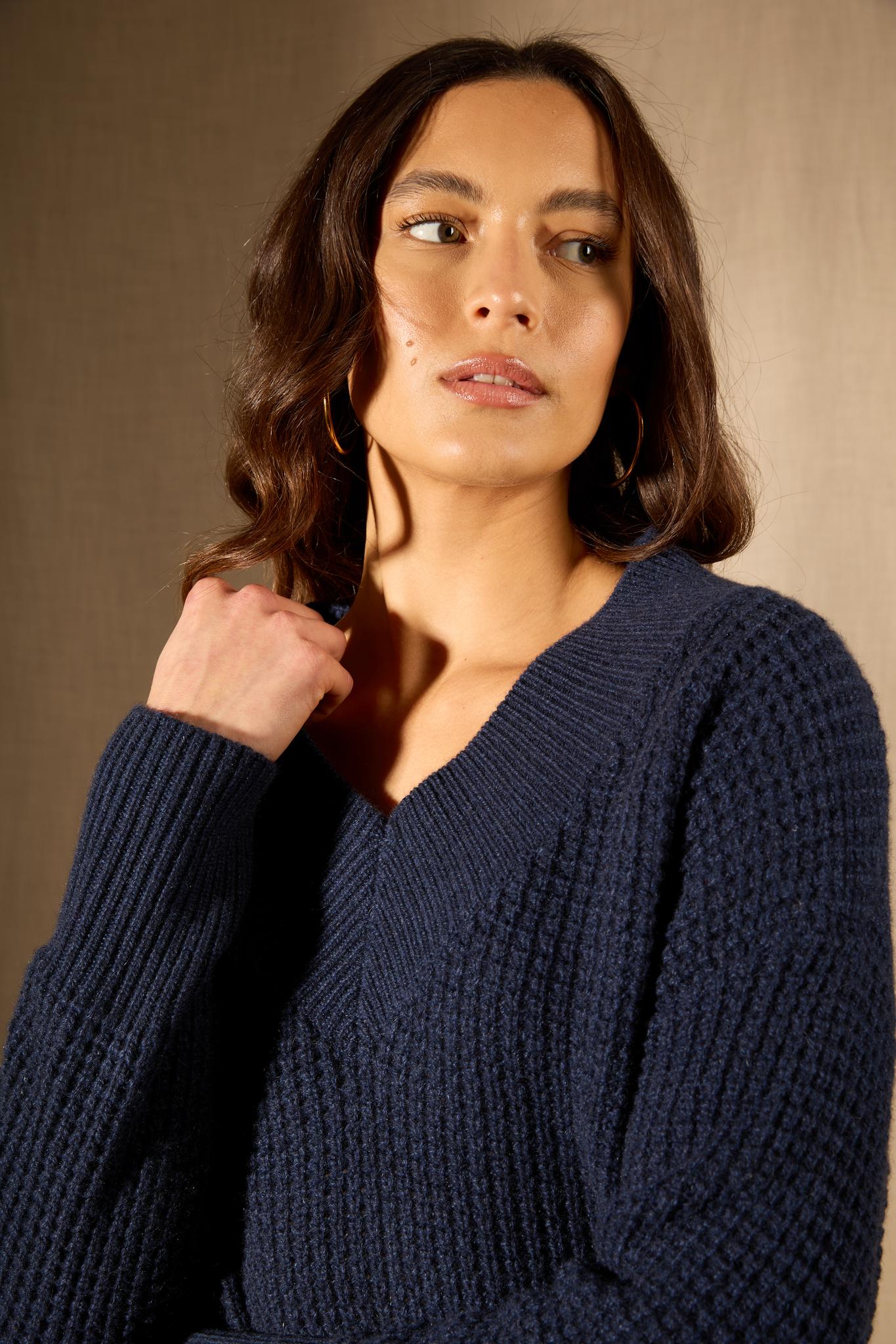 EMERES pull col v 8 fils bleu nuit chiné 100% cachemire