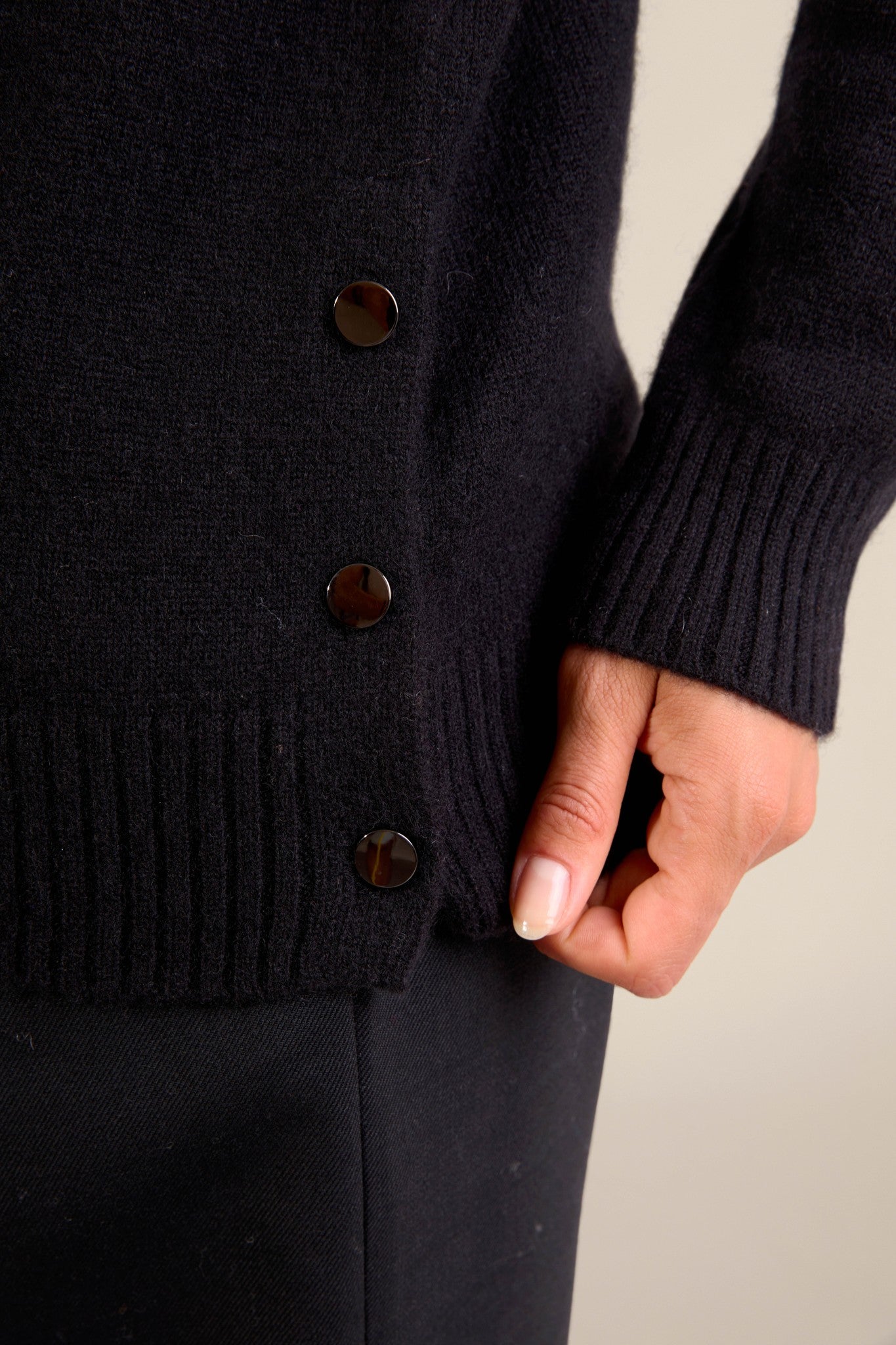 ferela pull col rond 4 fils boutons sur les fentes noir 100% cachemire