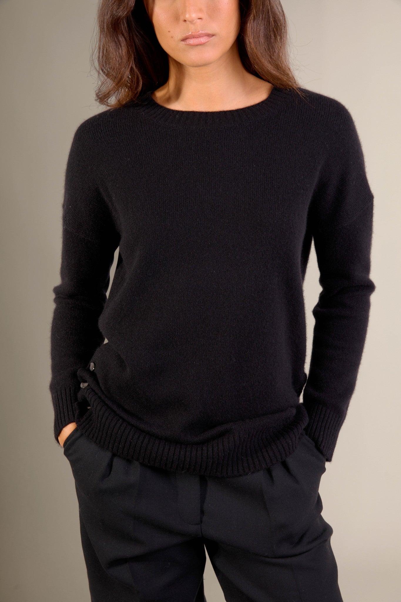 ferela pull col rond 4 fils boutons sur les fentes noir 100% cachemire