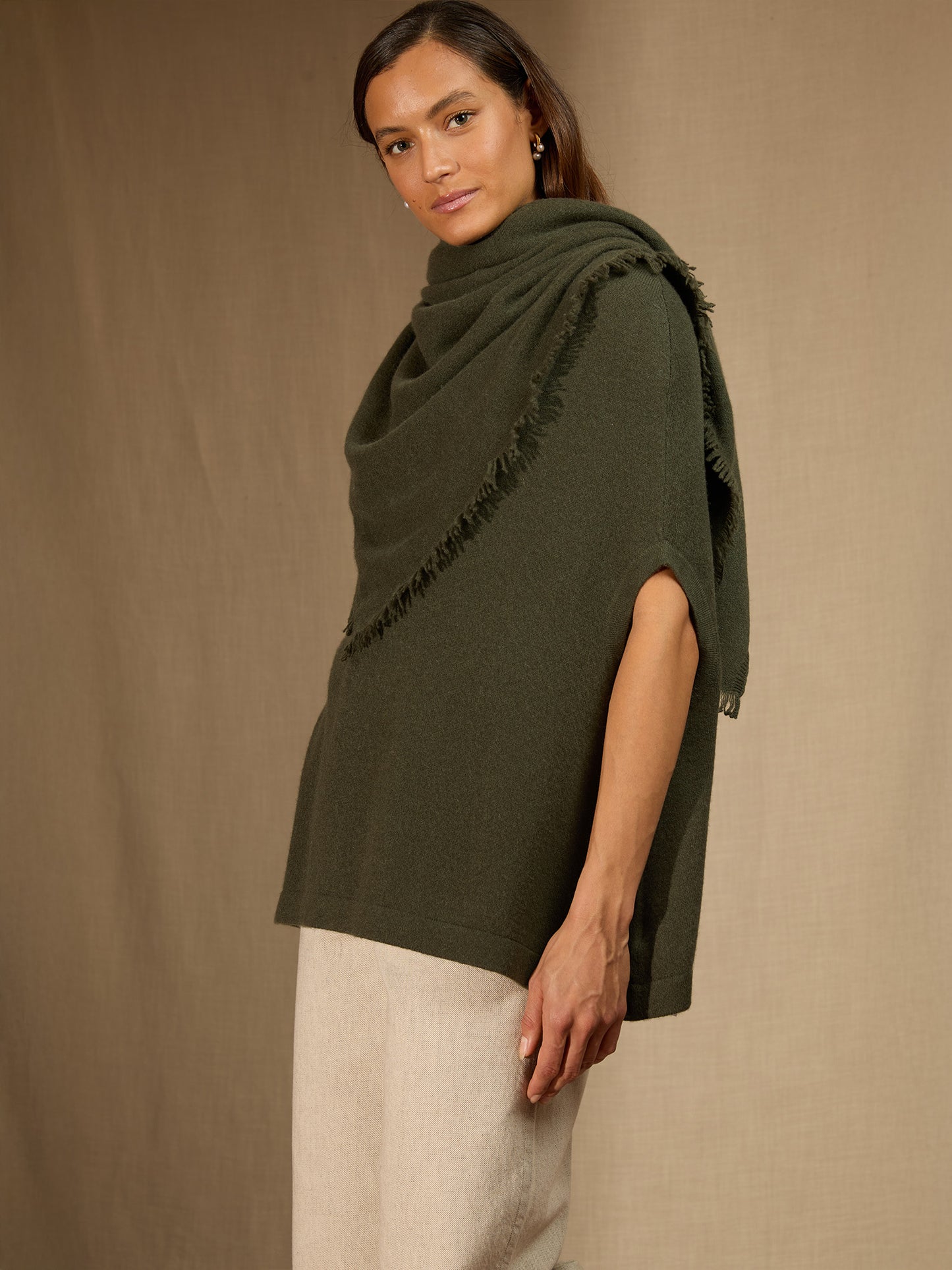 FIRVIDAS écharpe carrée kaki 100% cachemire