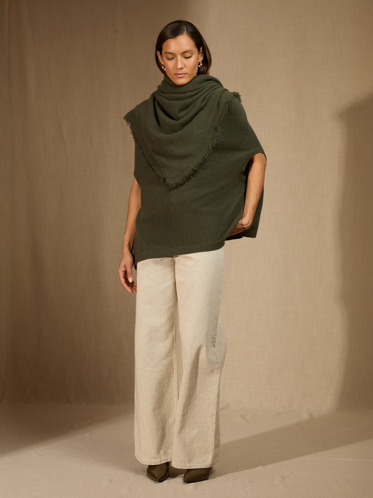 FIRVIDAS écharpe carrée kaki 100% cachemire