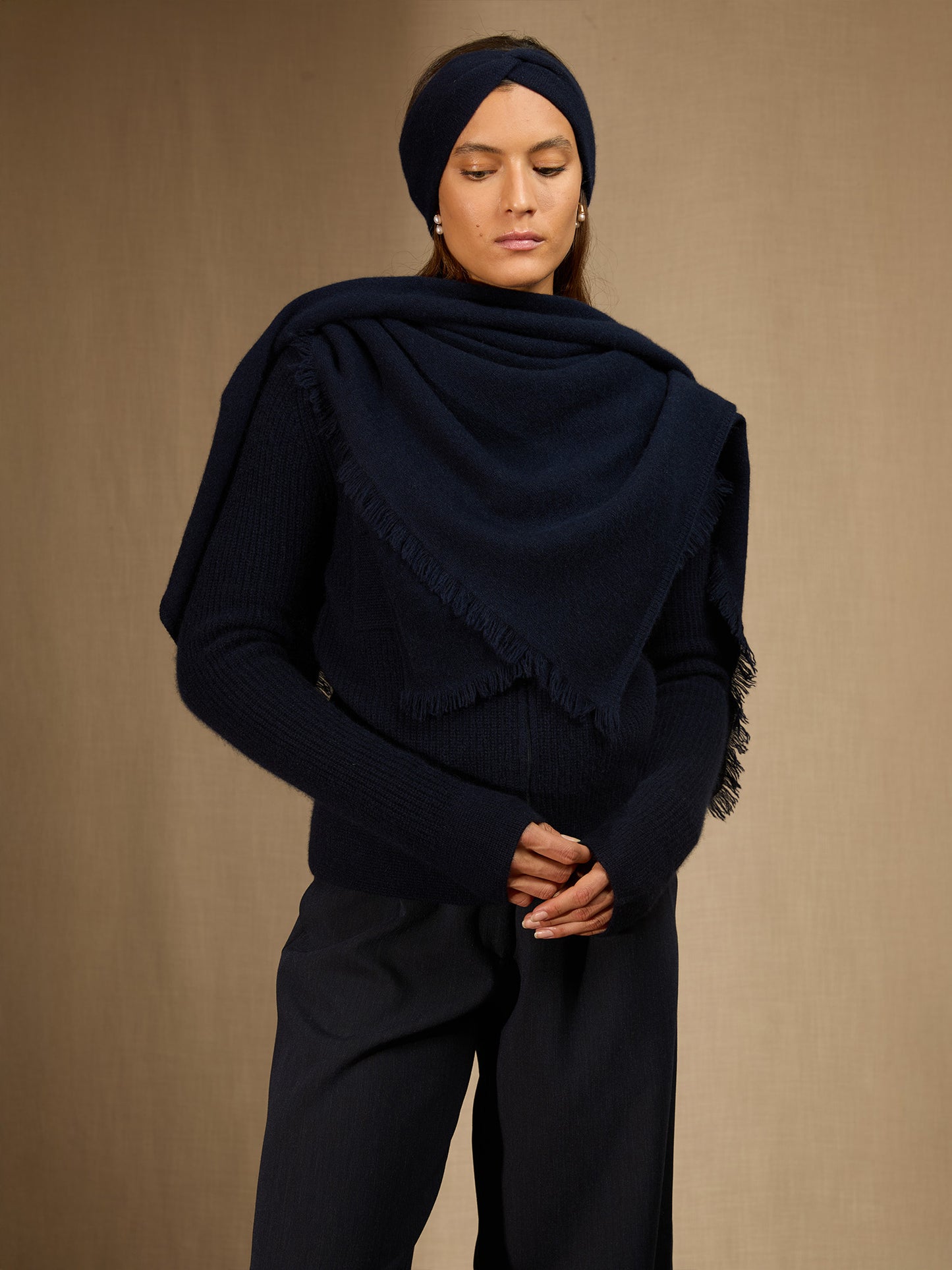 FIRVIDAS écharpe carrée navy 100% cachemire