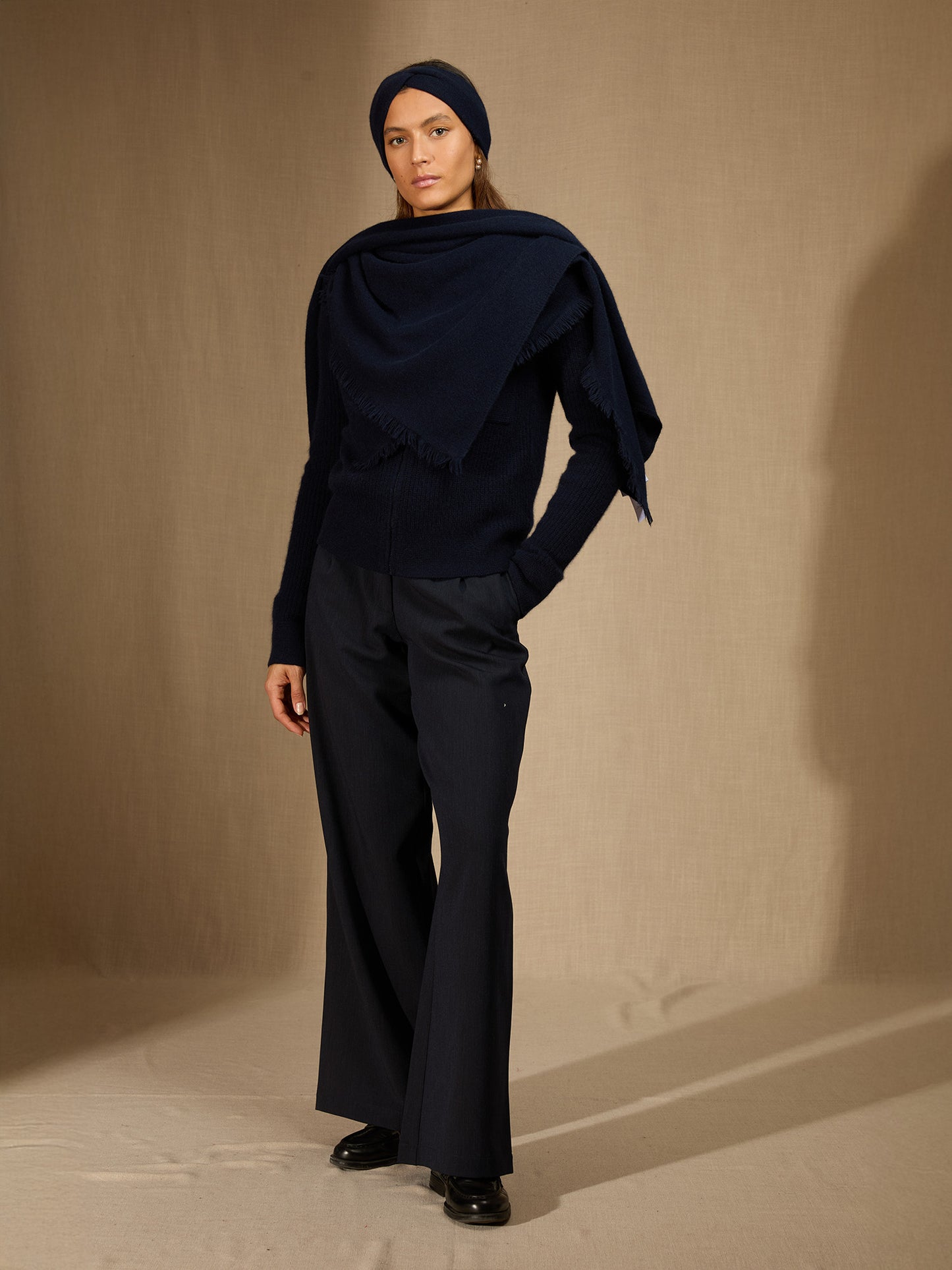 FIRVIDAS écharpe carrée navy 100% cachemire