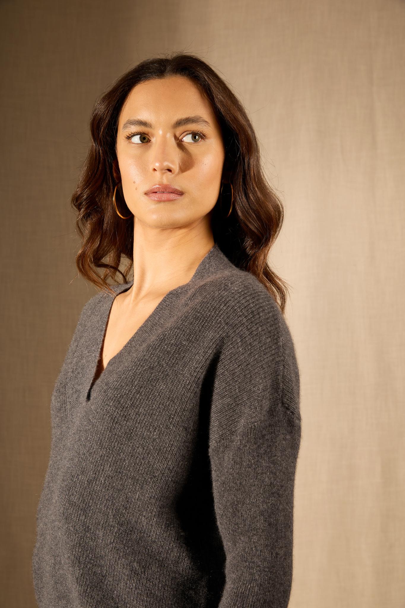 GRAINNE pull col v croisé anthracite chiné 100% cachemire