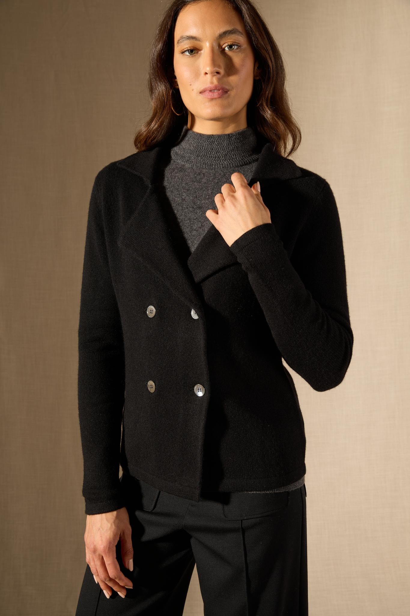 KALISTA veste boutonnée col tailleur 4 fils noir 100% cachemire