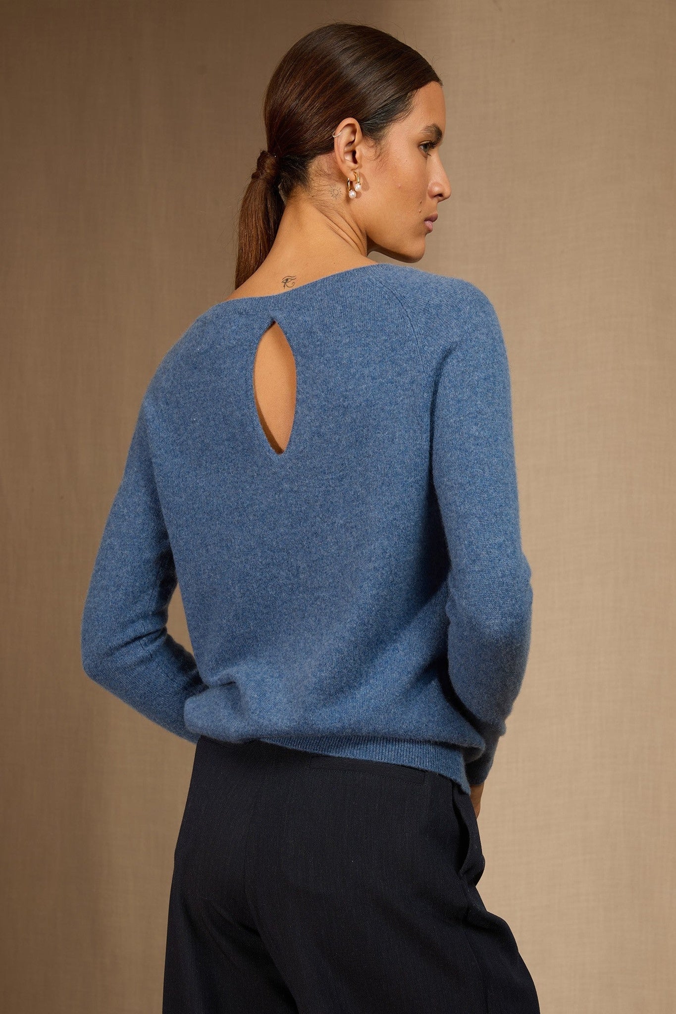 leslie pull col bateau goutte dos bleu denim 100% cachemire