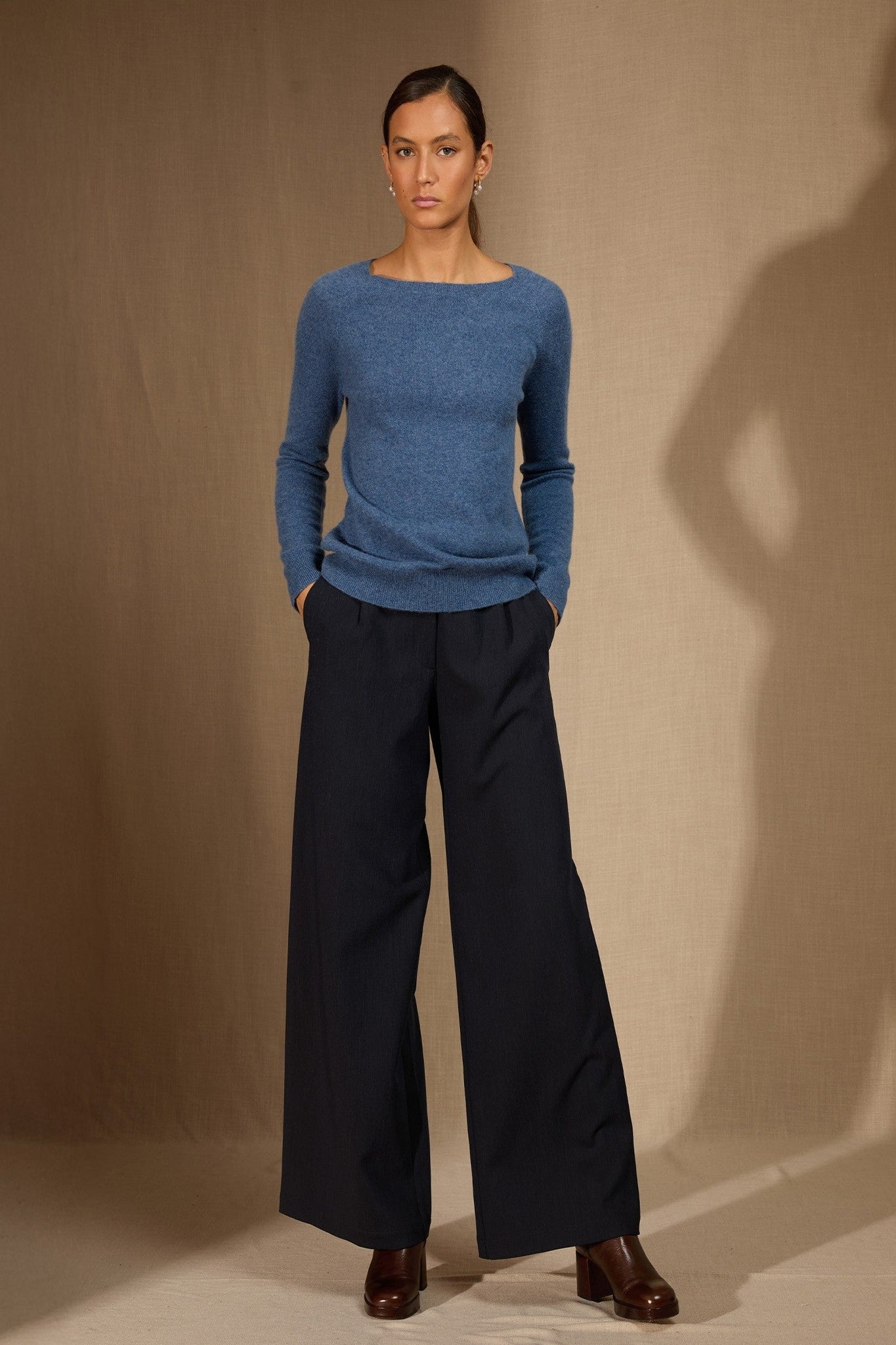 leslie pull col bateau goutte dos bleu denim 100% cachemire