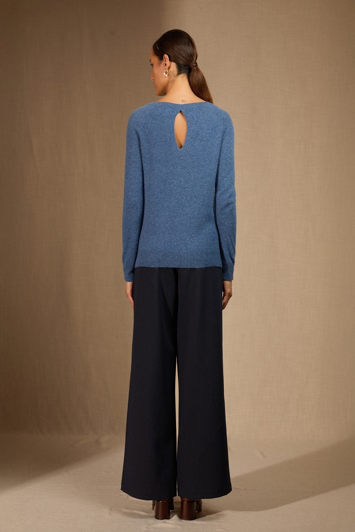 leslie pull col bateau goutte dos bleu denim 100% cachemire