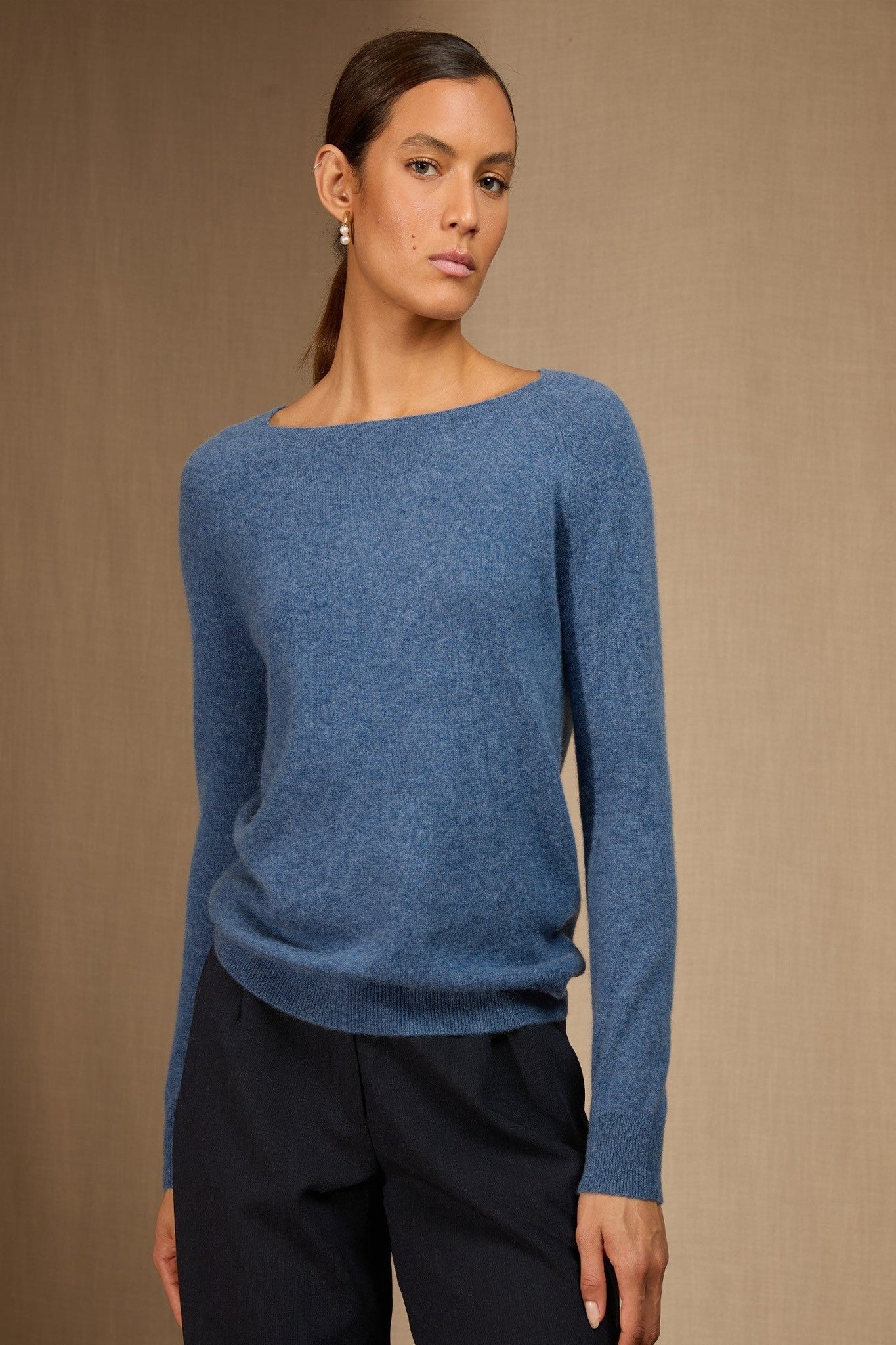 leslie pull col bateau goutte dos bleu denim 100% cachemire