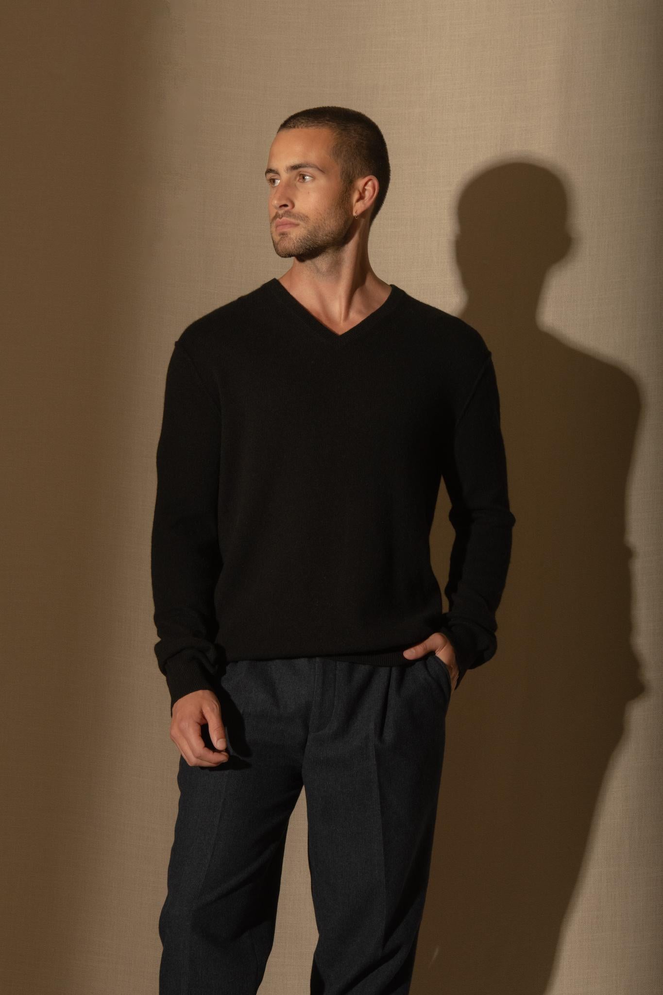 LORENZO pull col v  noir 100% cachemire