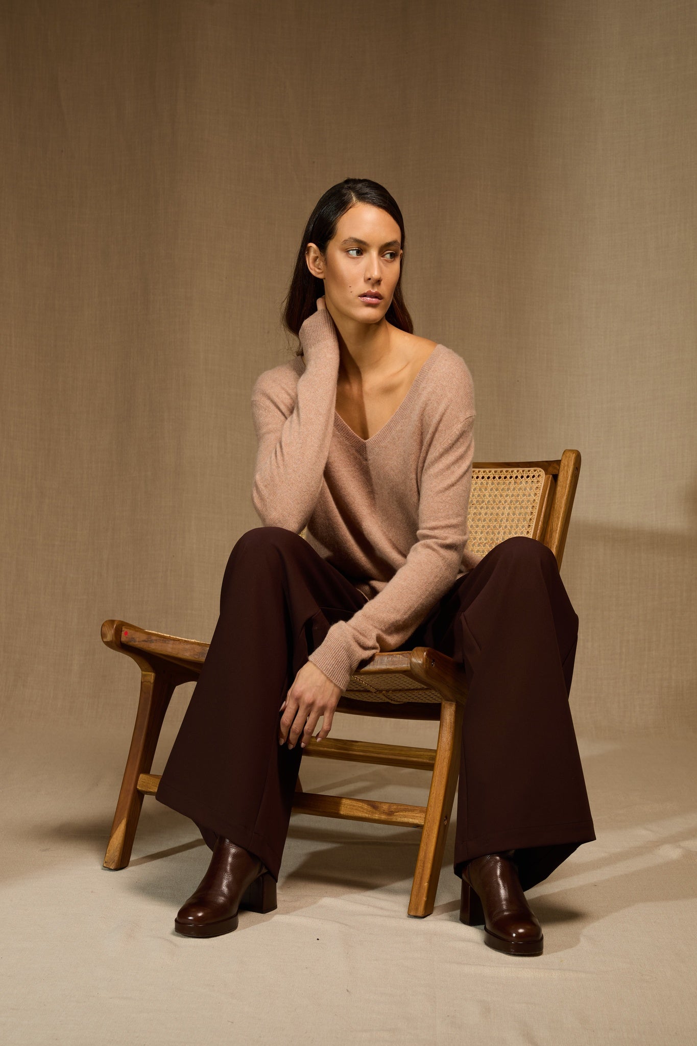 lova pull col v devant et dos camel chiné 100% cachemire