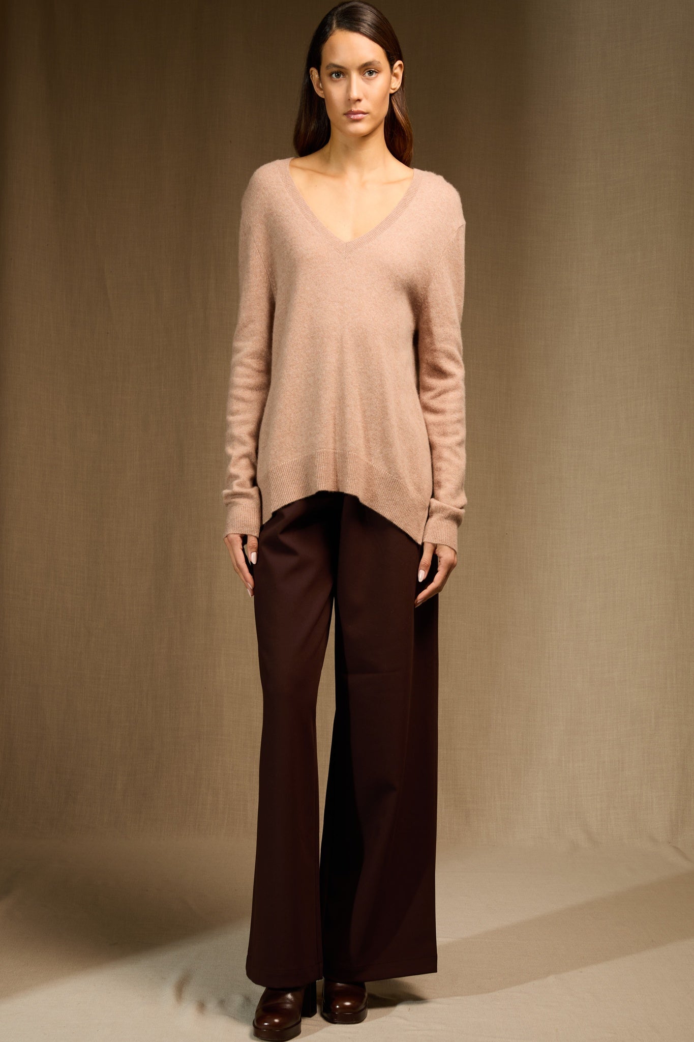 lova pull col v devant et dos camel chiné 100% cachemire
