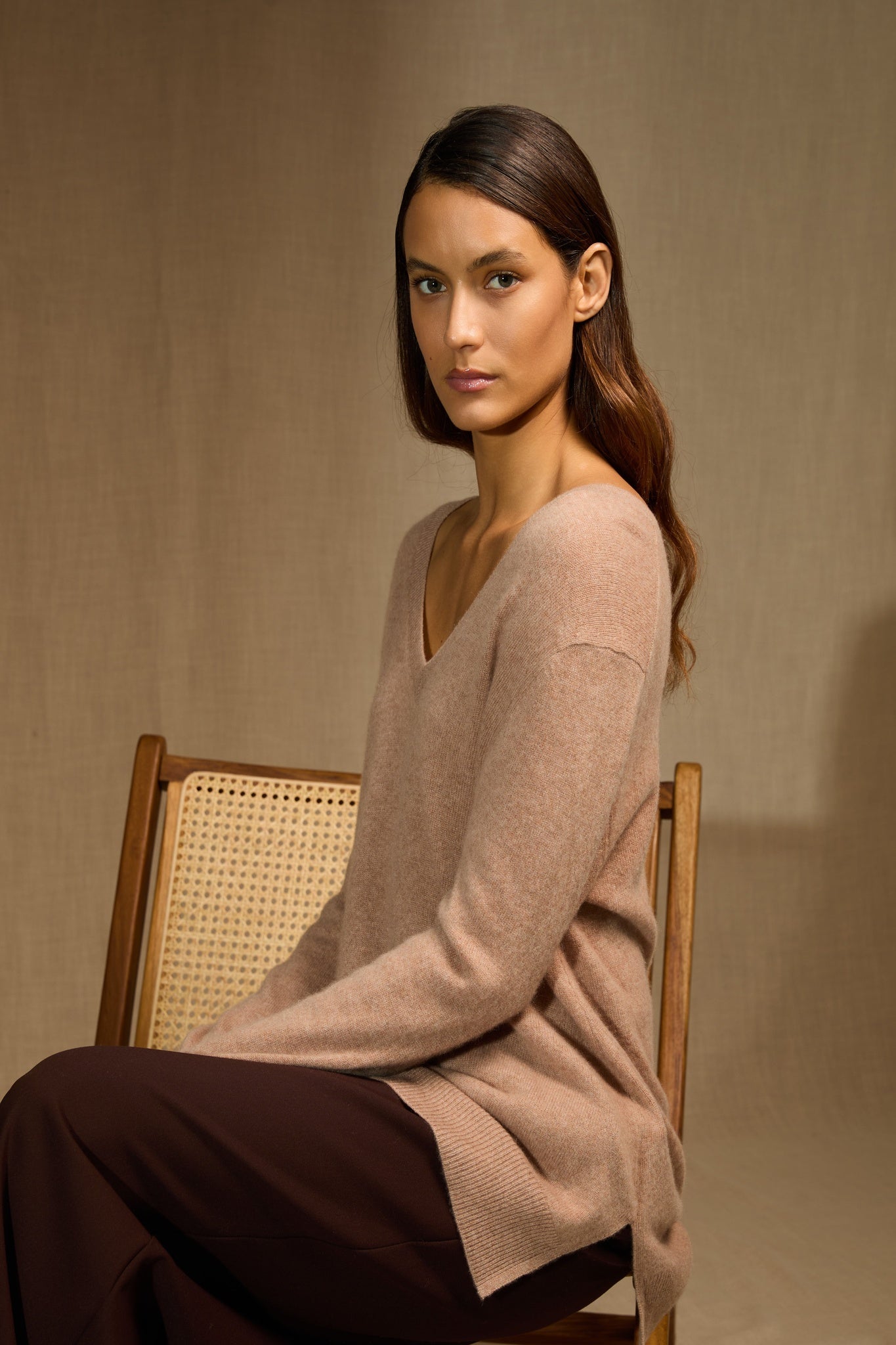 lova pull col v devant et dos camel chiné 100% cachemire