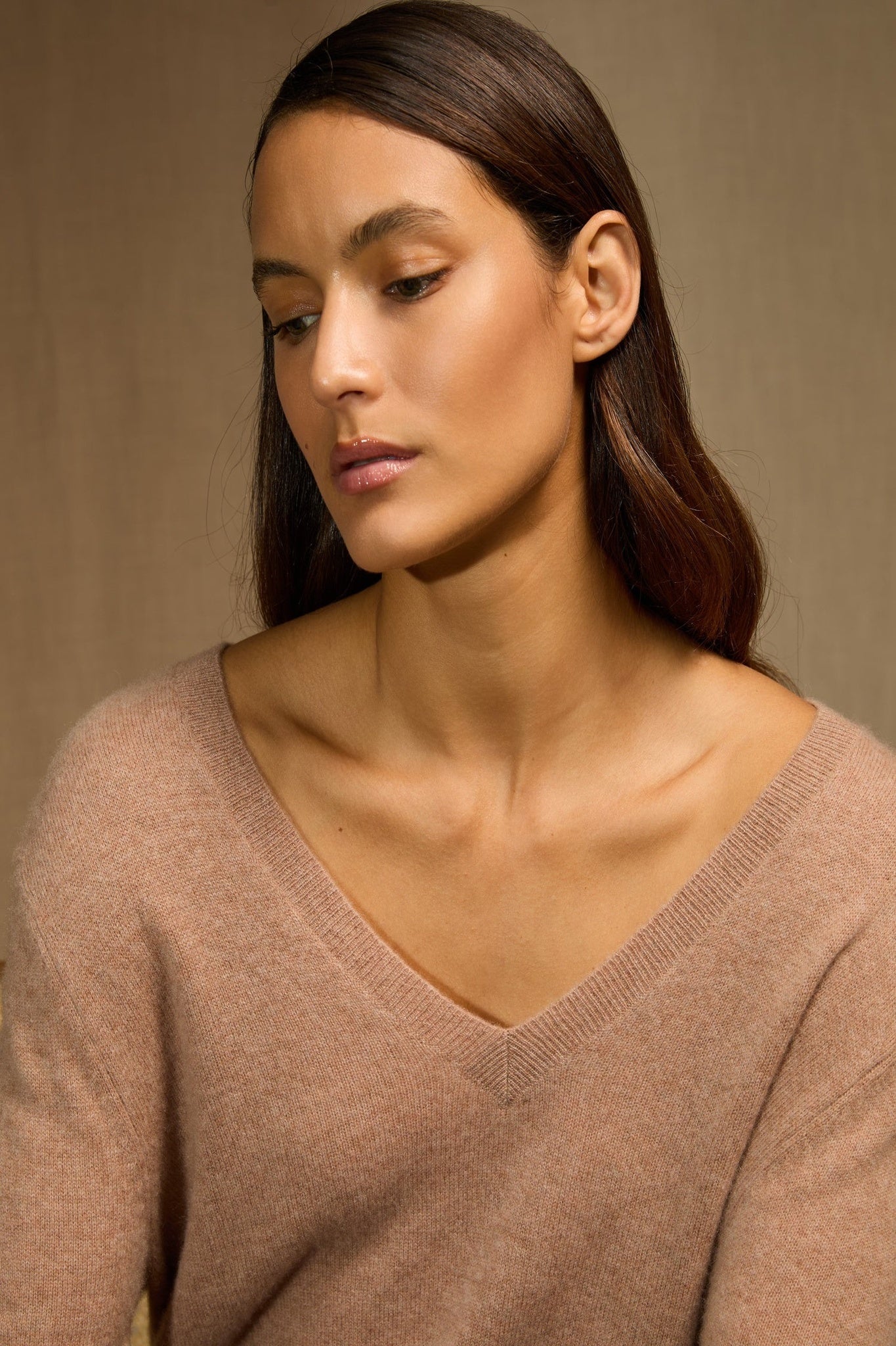 lova pull col v devant et dos camel chiné 100% cachemire
